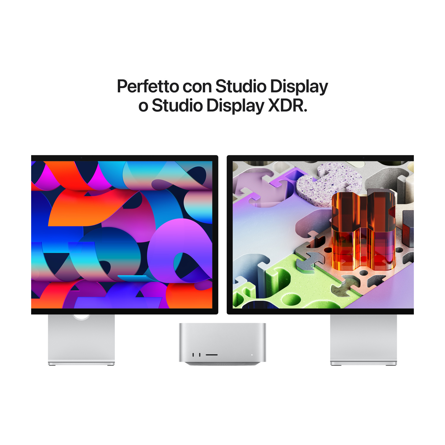 Due monitor e un Mac Studio con testo in italiano.