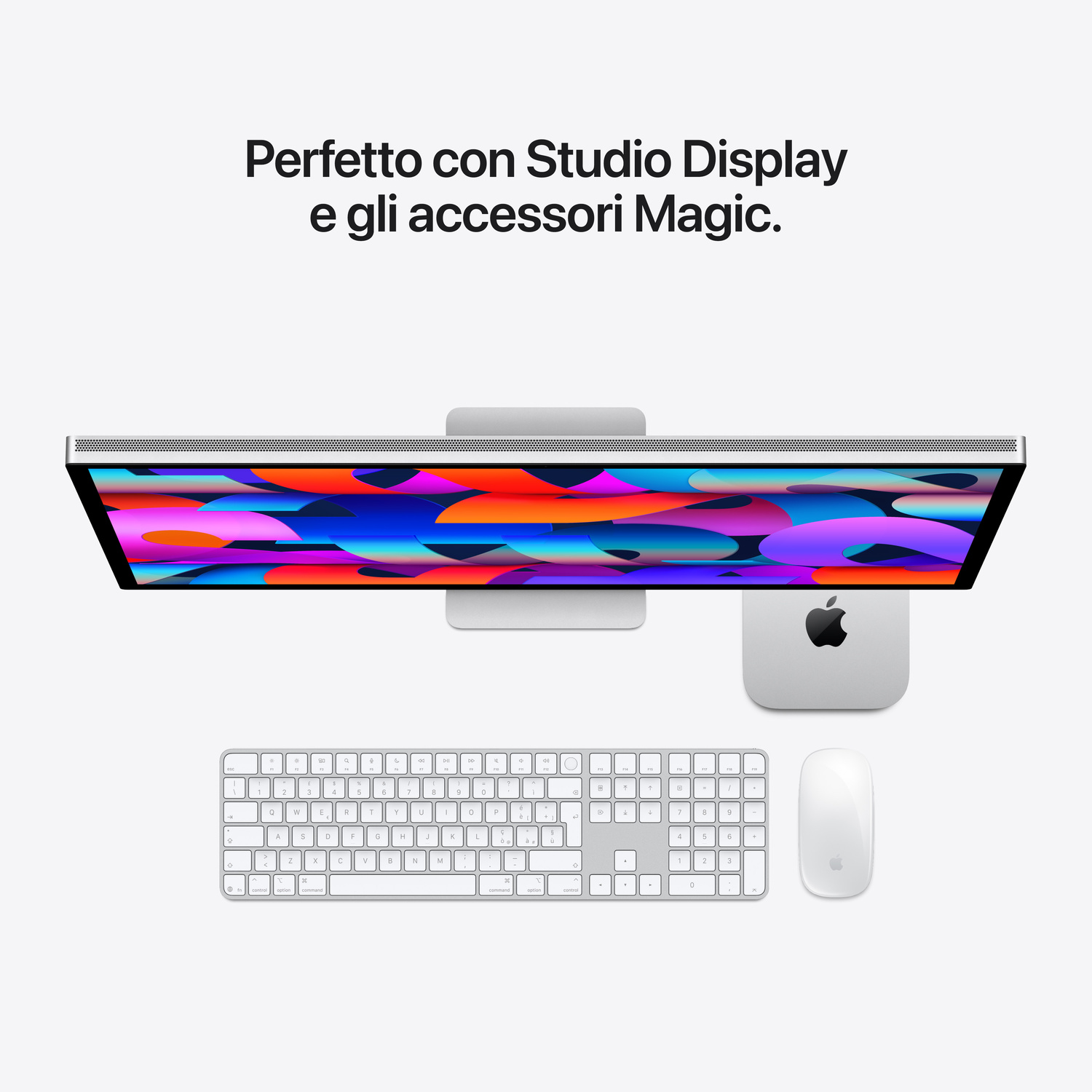 Vista dall'alto di Studio Display, Mac mini, Magic Keyboard e Magic Mouse su fondo chiaro.