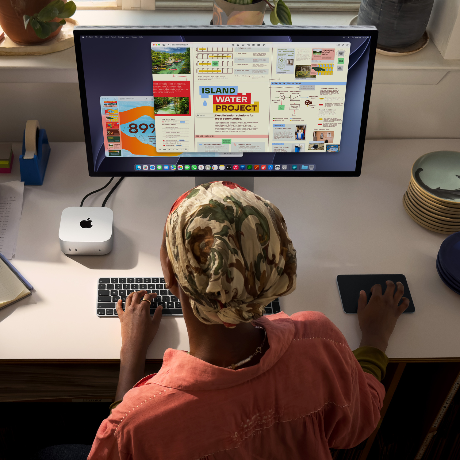 Una persona siede davanti a un computer, lavorando a un documento su un progetto idrico.