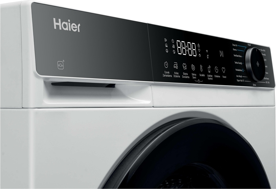 Döner düğmeli beyaz bir Haier çamaşır makinesinin dijital kontrol panelinin yakın çekimi.