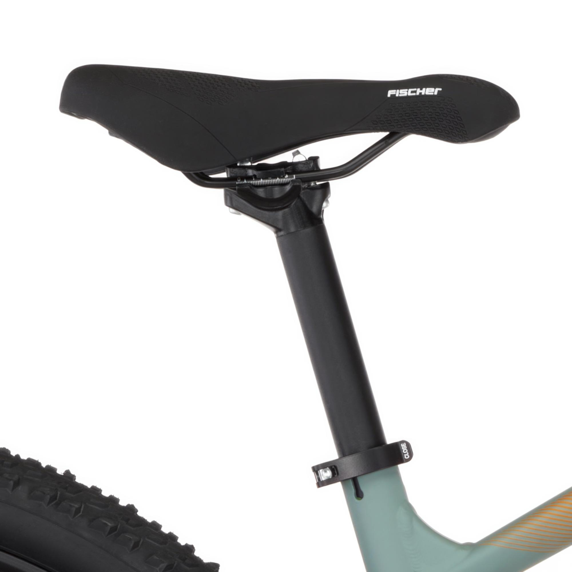 Schwarzer Fischer Fahrradsattel mit Sattelstütze auf einem mintgrünen Rahmen.