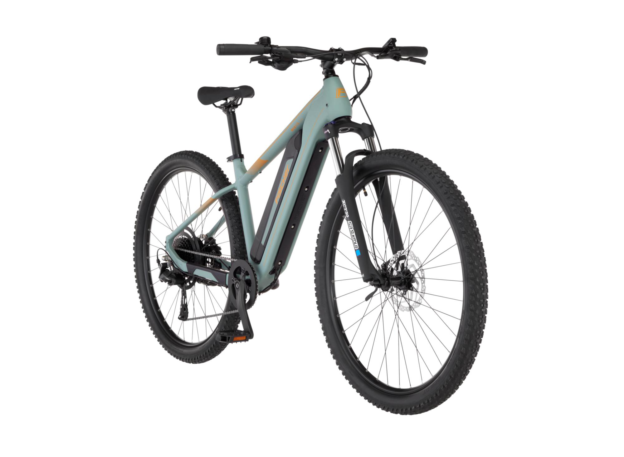 Ein hellblaues Elektro-Mountainbike mit Stollenreifen steht vor weißem Hintergrund.