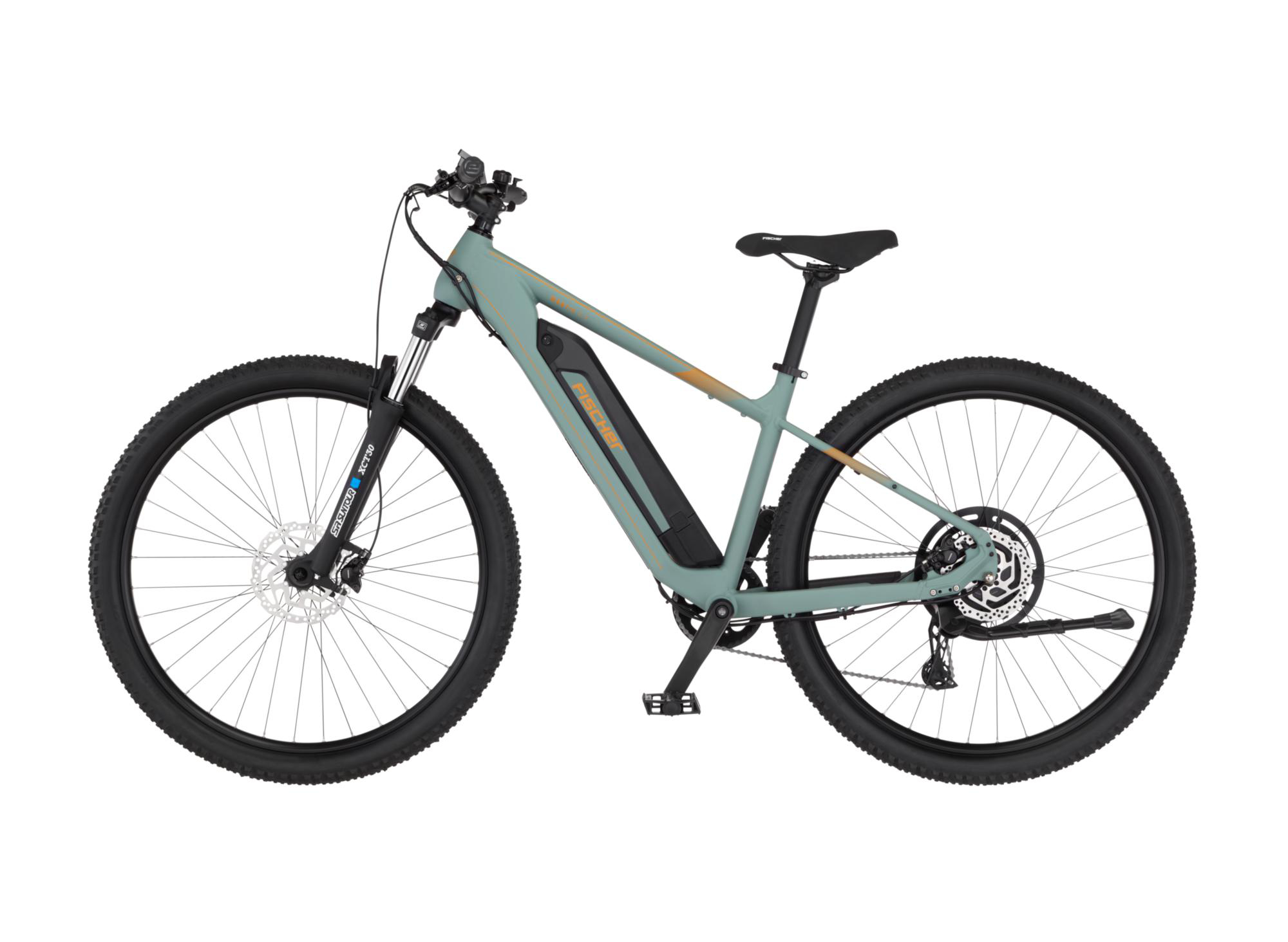 Ein mattgrünes Fischer E-Mountainbike mit integriertem Akku und schwarzem Ständer auf weißem Hintergrund.