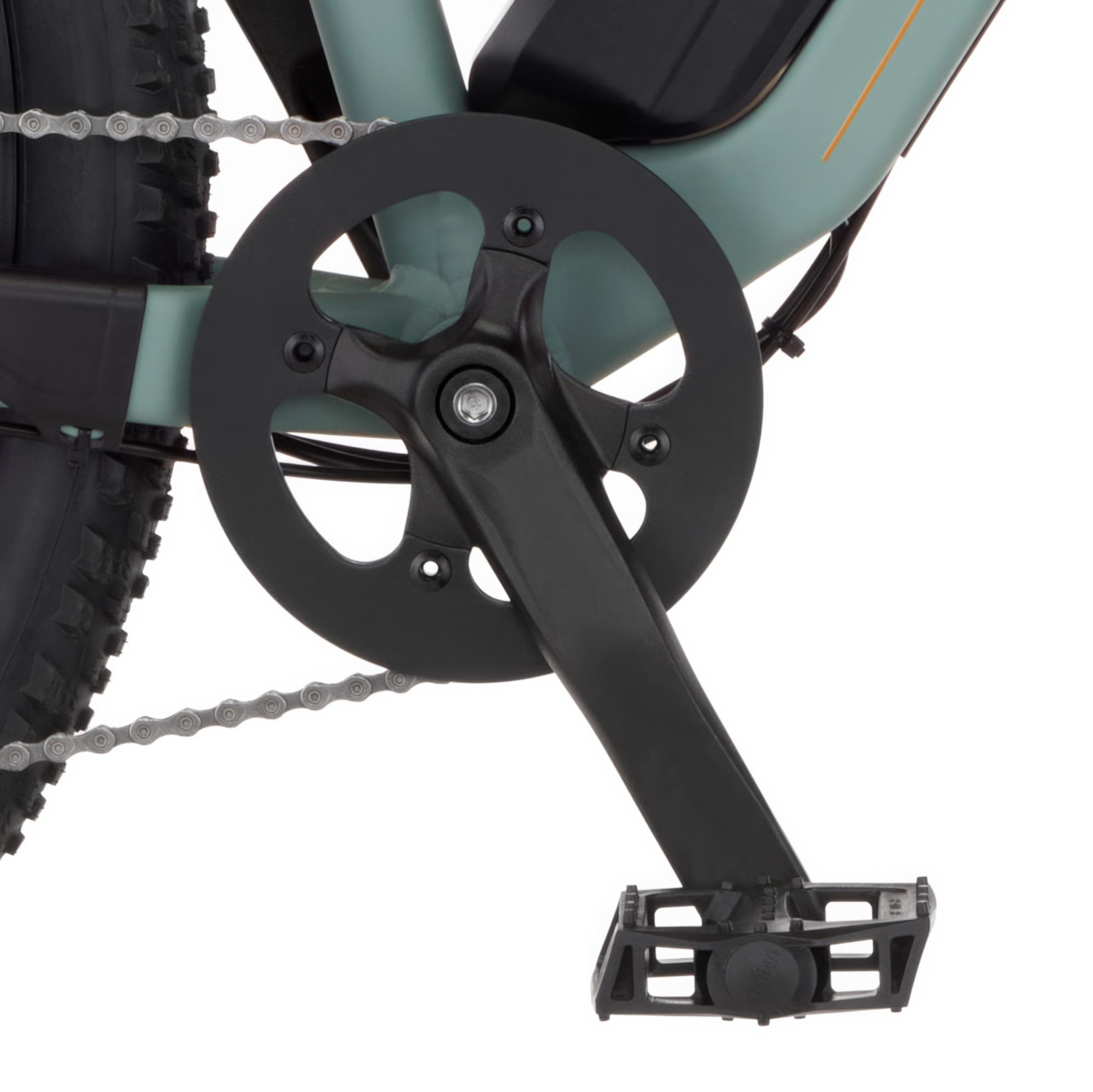 Nahaufnahme der schwarzen Fahrradkurbel, des Kettenblatts und des Pedals an einem hellblauen Rahmen.