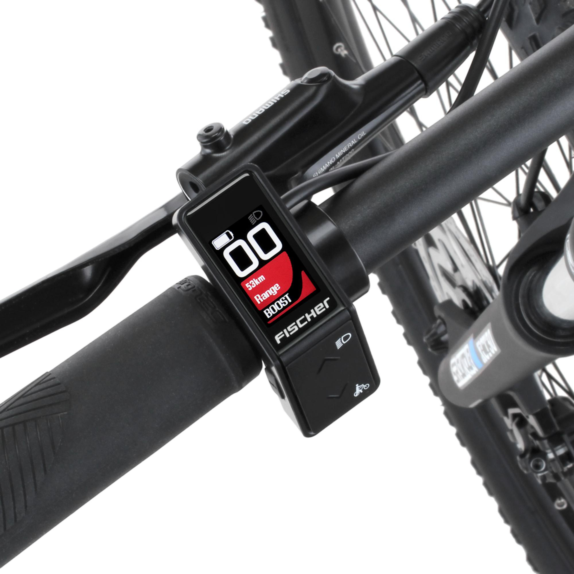 E-Bike-Display am Lenker mit Anzeige von Akkustand, Reichweite und BOOST-Modus, neben Bremshebel und Vorderrad.