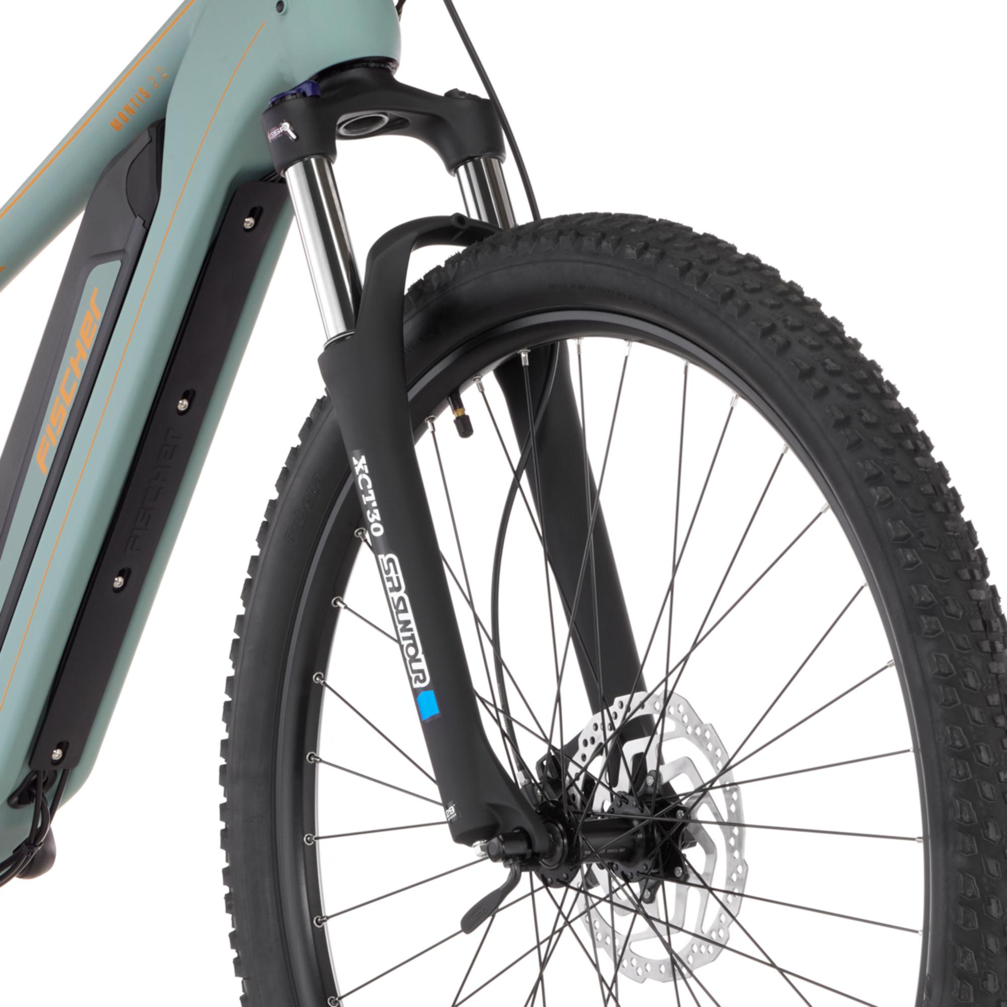 Nahaufnahme der vorderen Federgabel, des Reifens und des Rahmens eines hellgrünen E-Bikes.