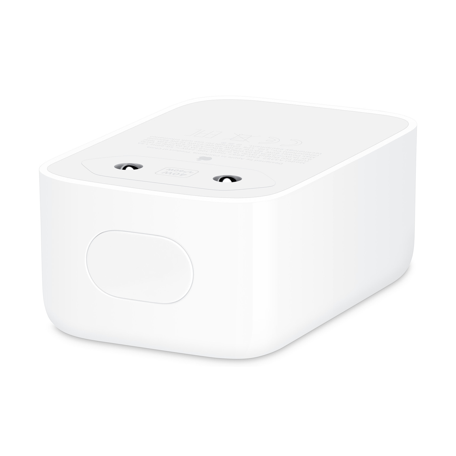 Un alimentatore USB-C bianco di Apple su sfondo bianco, visto da un angolo che mostra la spina e il marchio.
