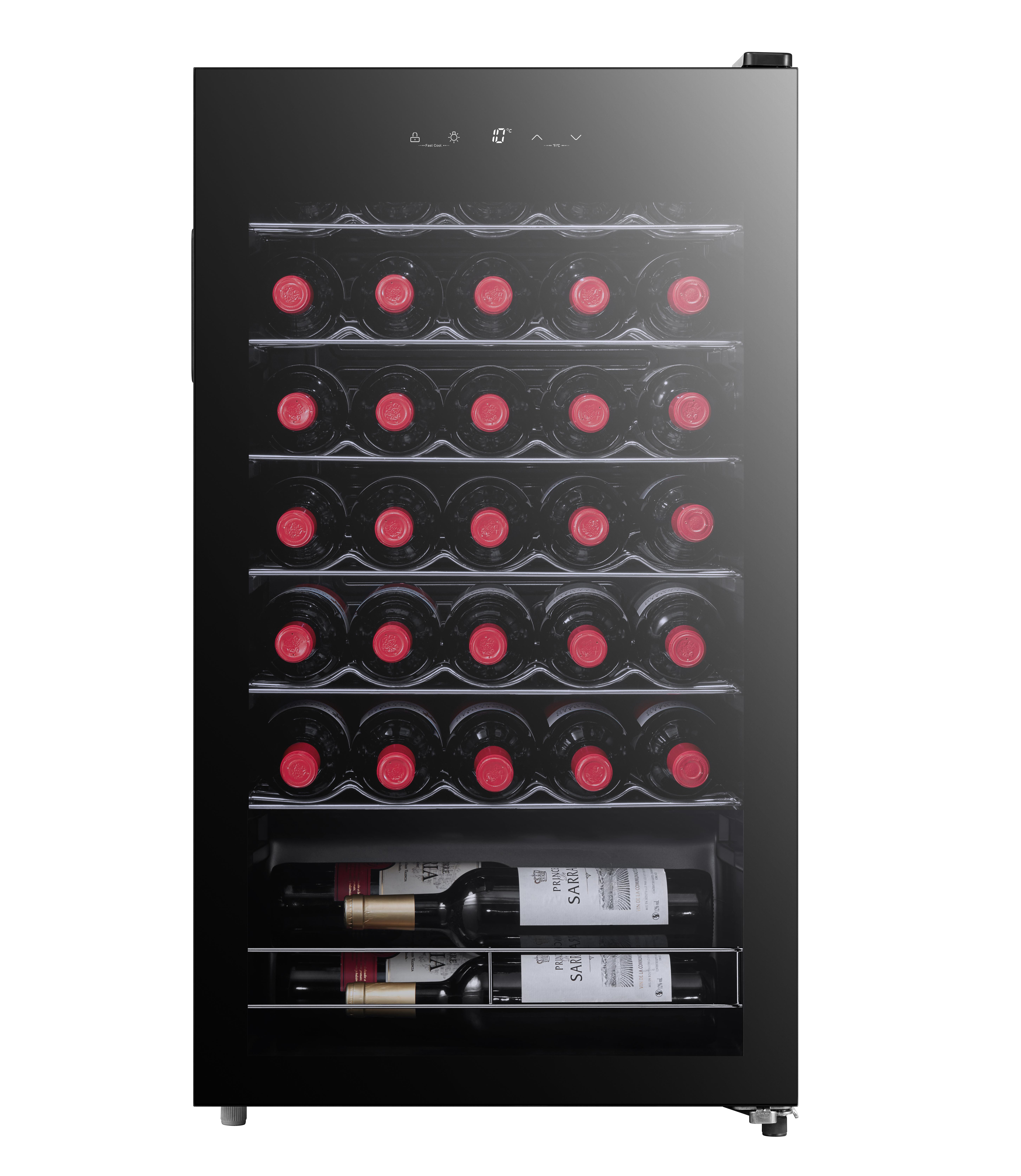 Ein schwarzer Weinkühlschrank mit digitalem Display und vielen Weinflaschen mit roten Verschlüssen auf Regalen.