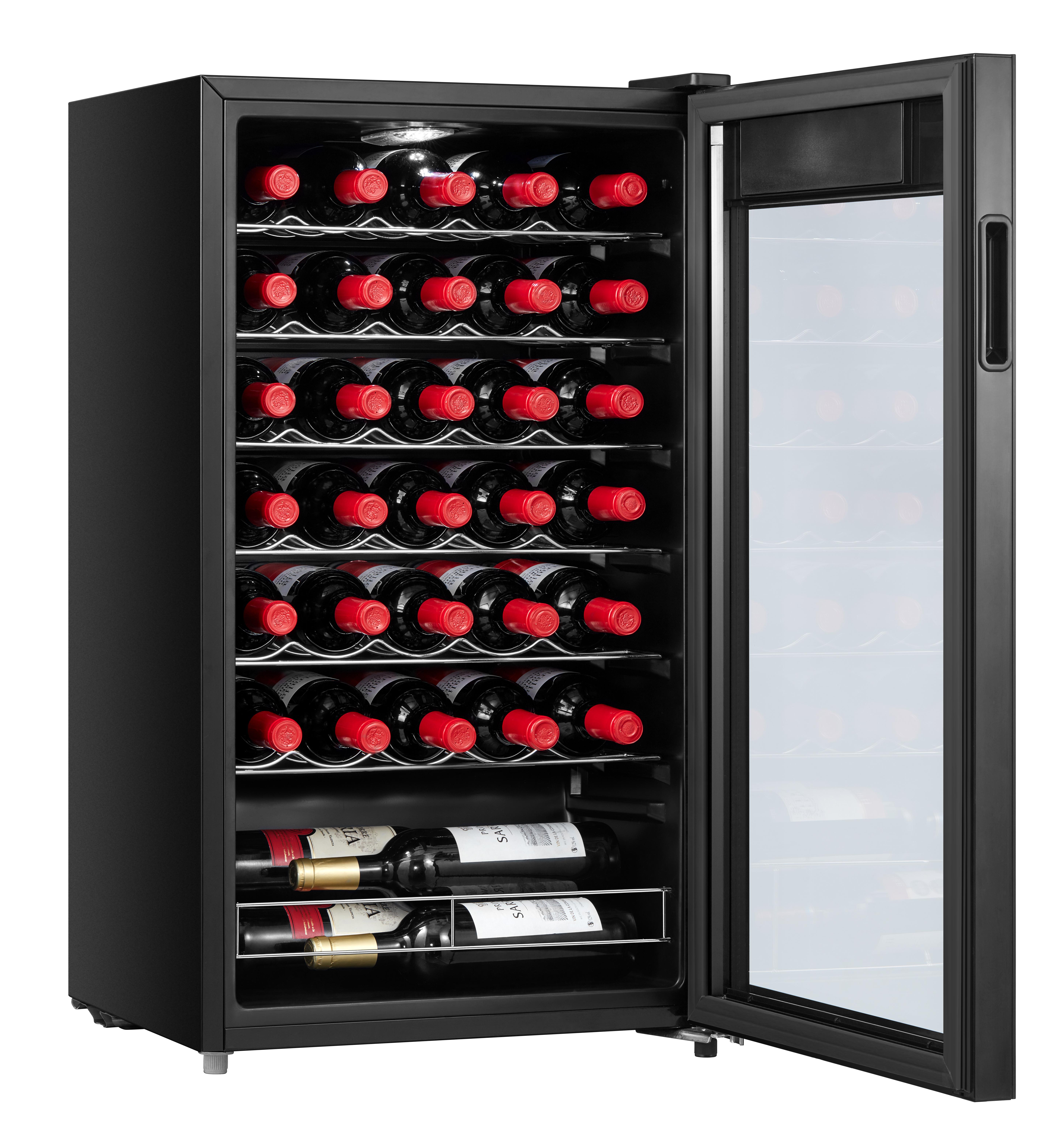 Ein schwarzer Weinkühlschrank mit offener Glastür und mehreren Weinflaschen auf Regalen vor weißem Hintergrund.