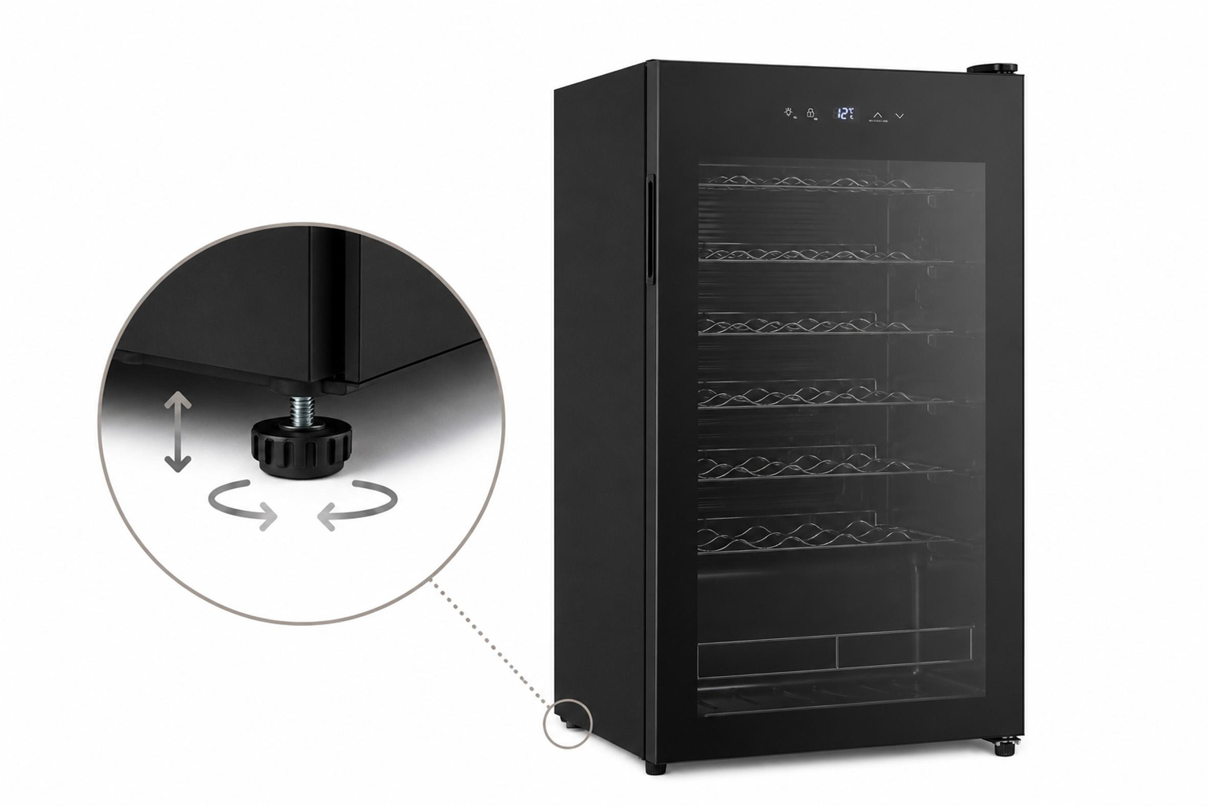 Schwarzer Weinkühlschrank mit Glastür und verstellbaren Füßen im Detail.