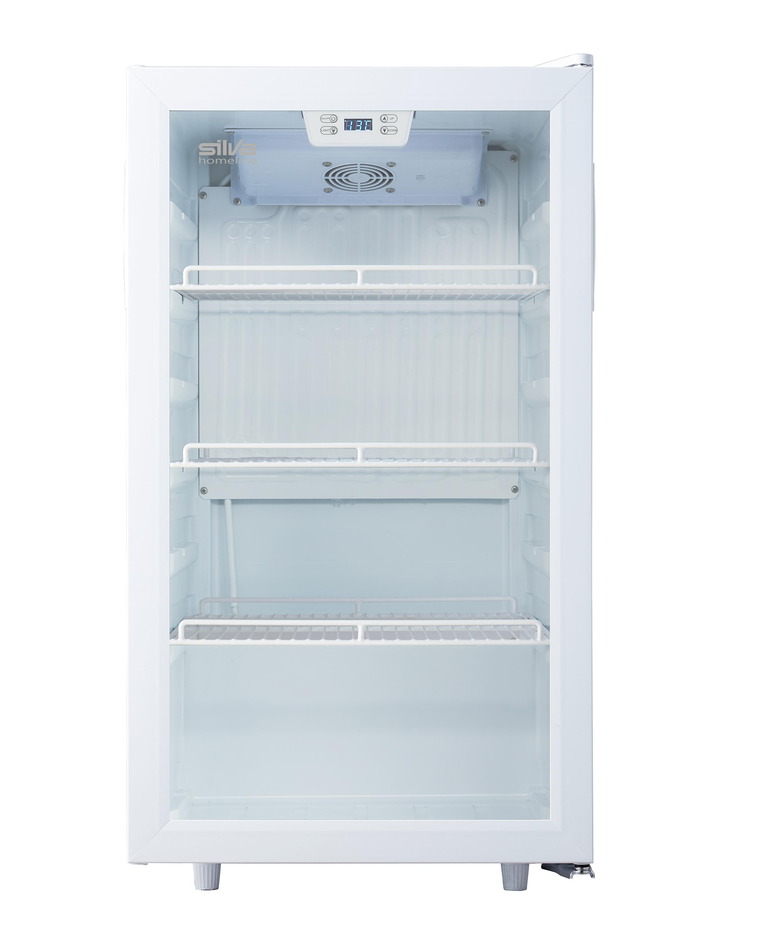 Ein weißer Mini-Kühlschrank mit gläserner Tür, digitaler Anzeige, Ventilator und drei Metallregalen im Innenraum.
