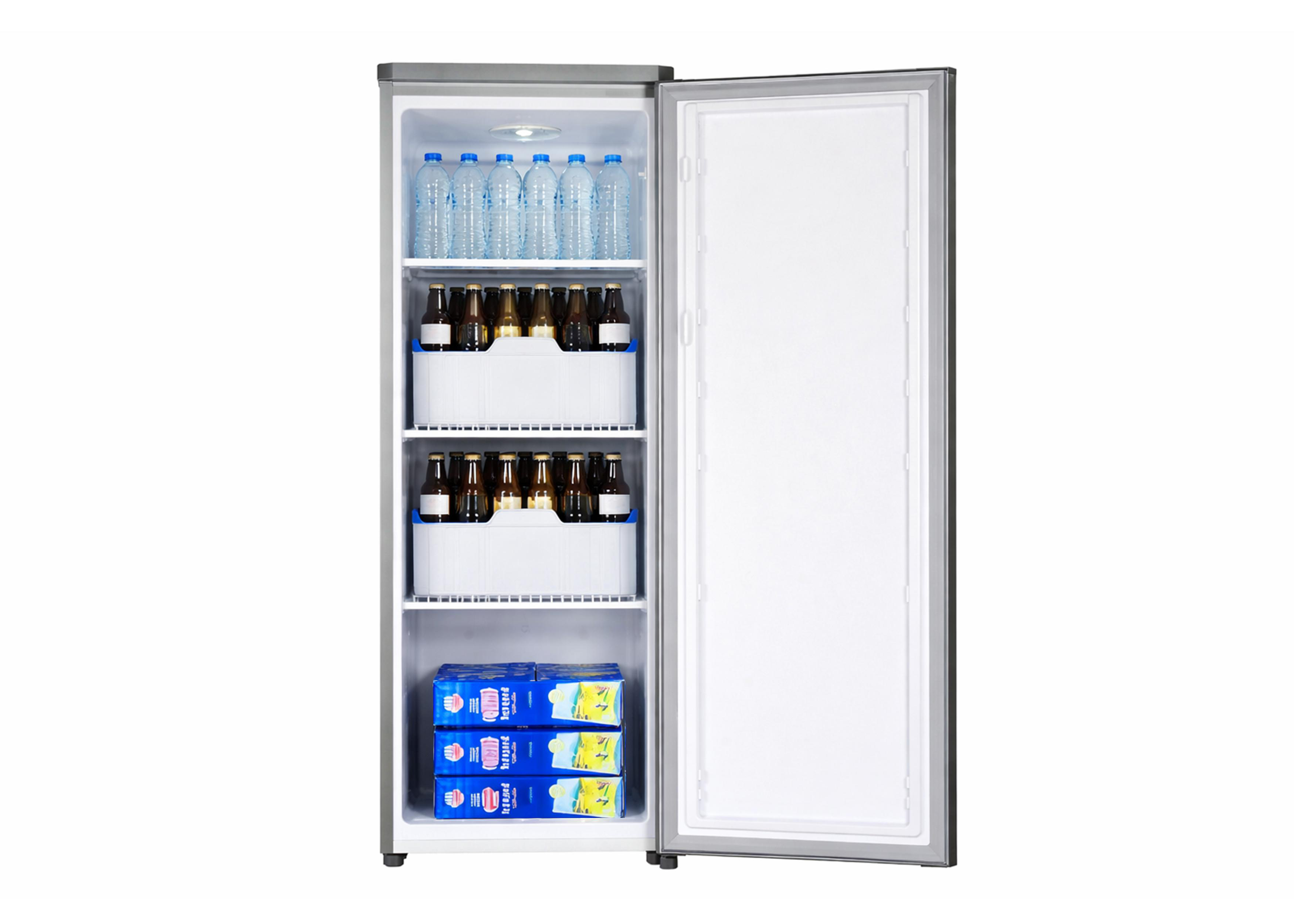 Ein offener silberner Kühlschrank gefüllt mit Wasserflaschen, Bierflaschen und Getränkekartons.