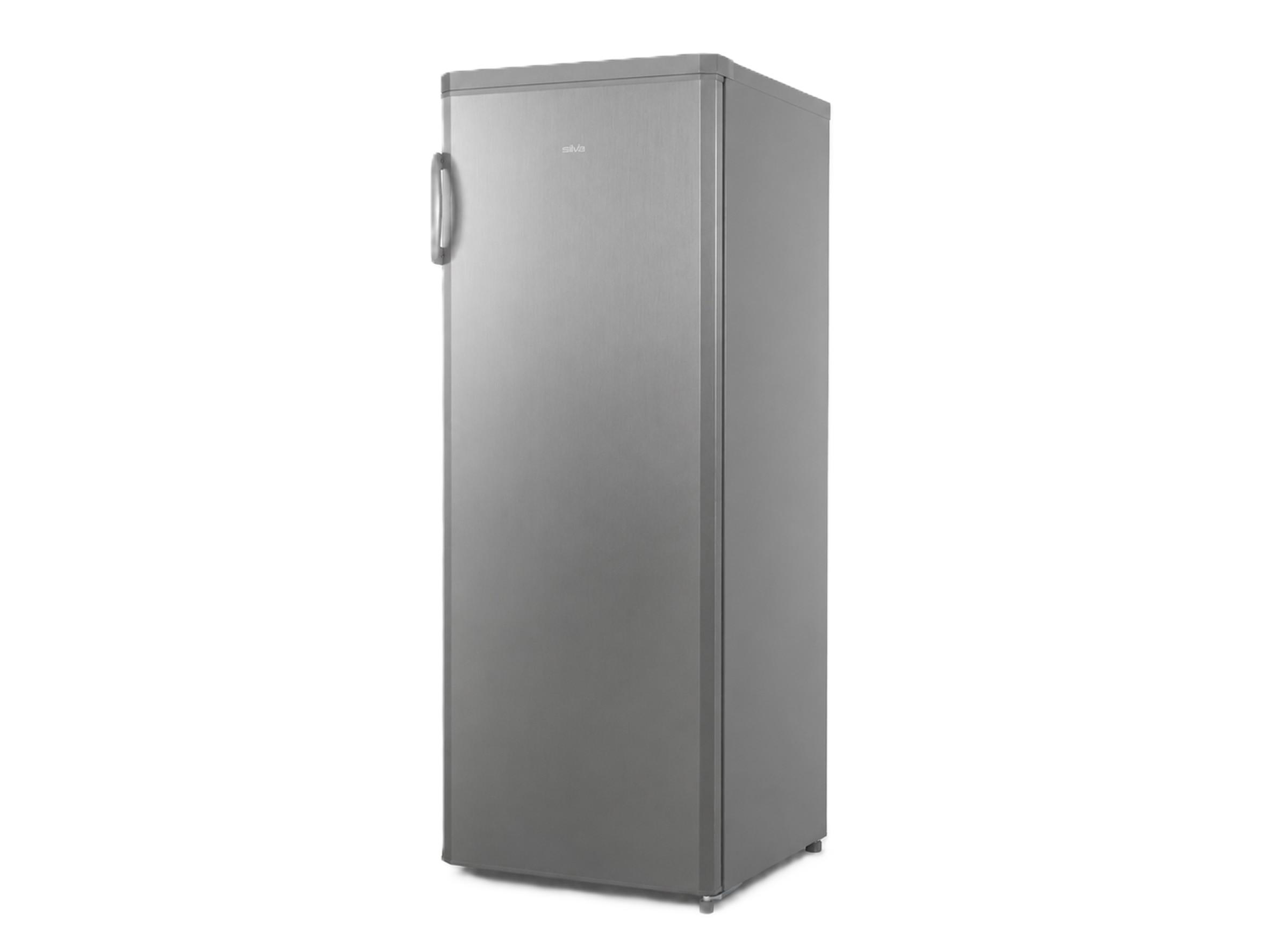 Ein silberner Standkühlschrank mit einem langen Griff steht auf weißem Hintergrund.