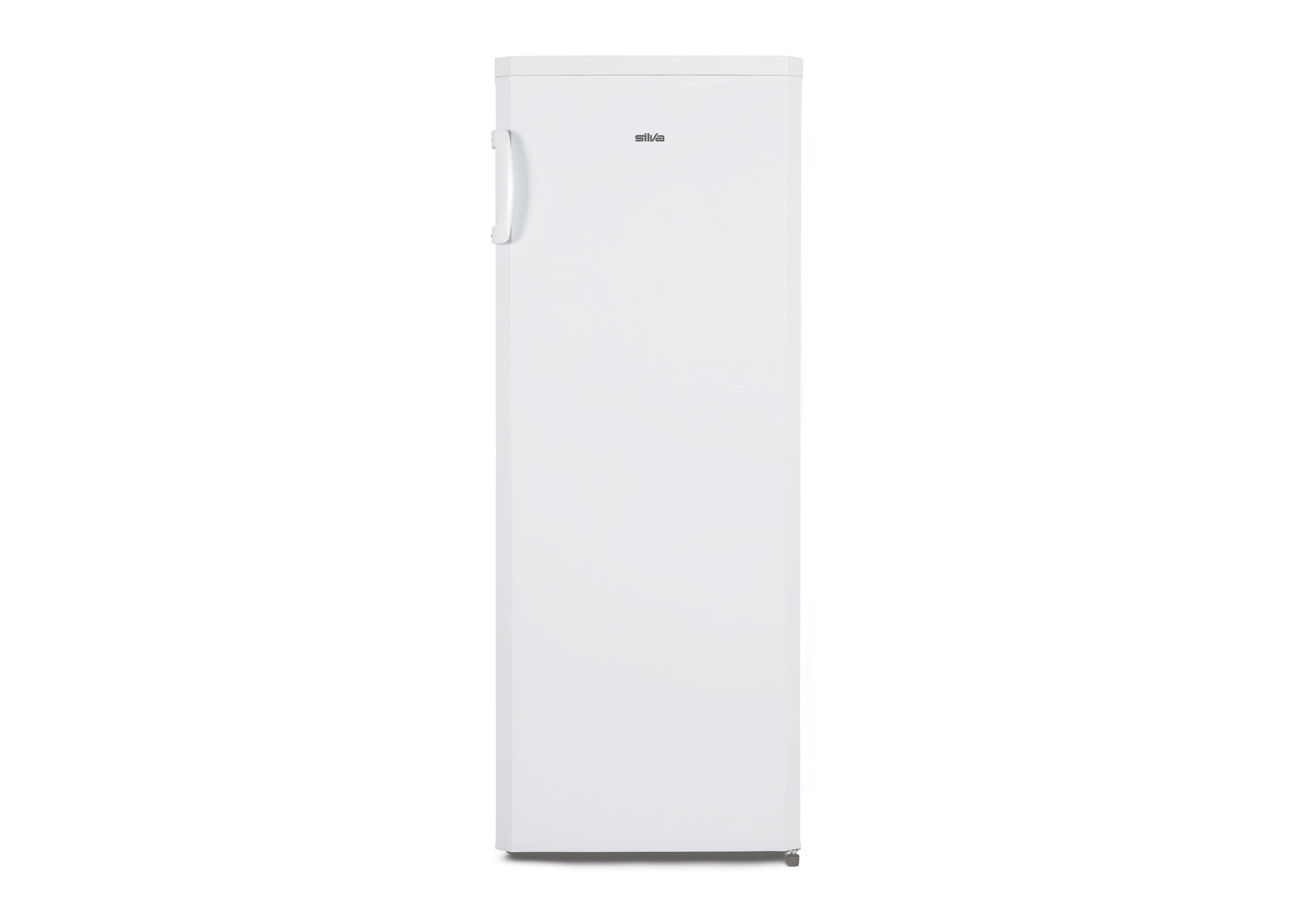 Ein weißer Standkühlschrank mit senkrechtem Griff und Markenlogo auf weißem Hintergrund.