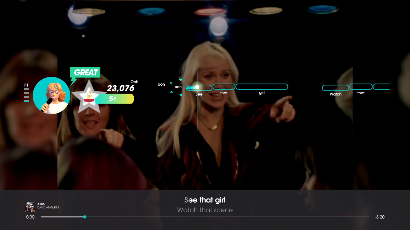 Ekran gry w karaoke z teledyskiem ABBA w tle, tekstami piosenek i wynikiem gracz.