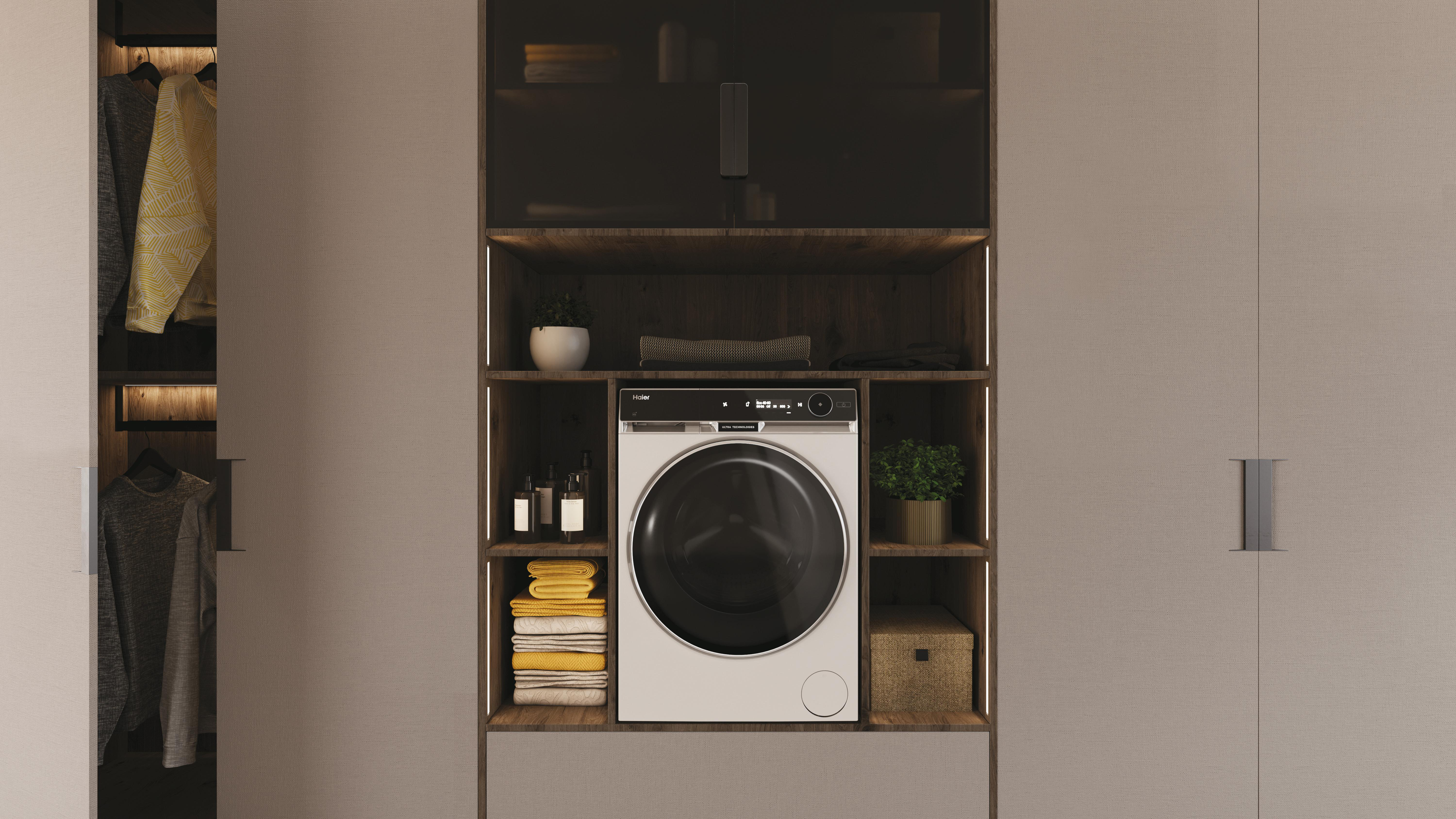 Moderne weiße Waschmaschine in einem Holzregal, flankiert von einem Kleiderschrank mit gefalteter Kleidung.