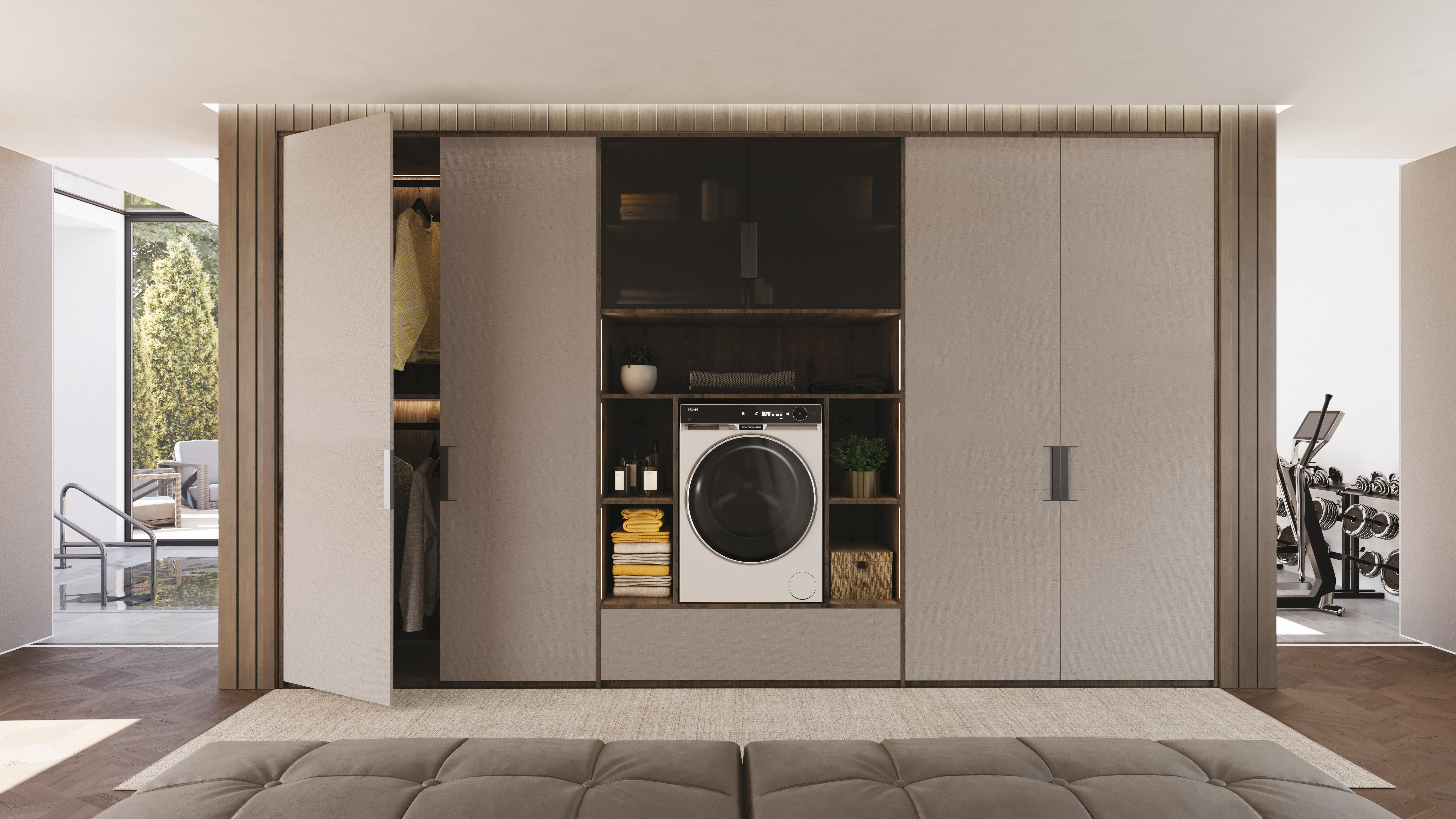 Moderne Wandschrankeinheit mit integrierter Waschmaschine und offenen Regalen, flankiert von Kleiderschränken.