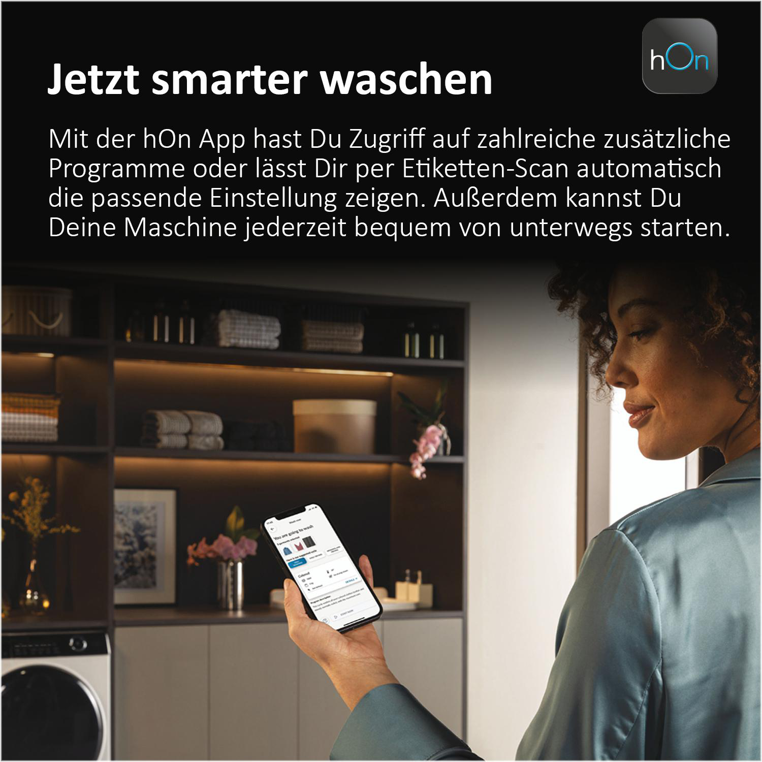 Eine Frau hält ein Smartphone mit App in der Hand, im Hintergrund ein Regal.