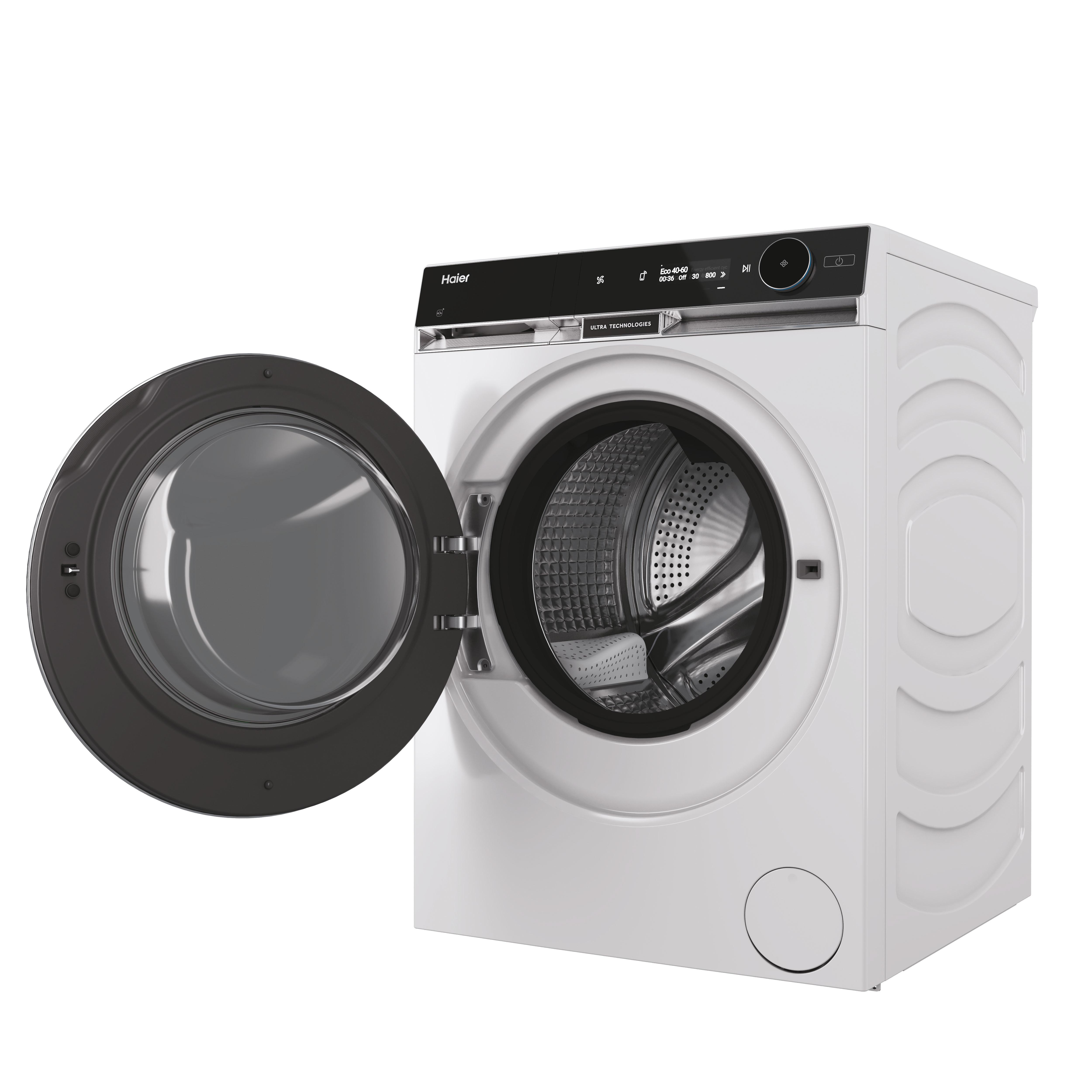 Weiße Haier Frontlader-Waschmaschine mit offener Tür vor schlichter Kulisse, die die Edelstahltrommel zeigt.