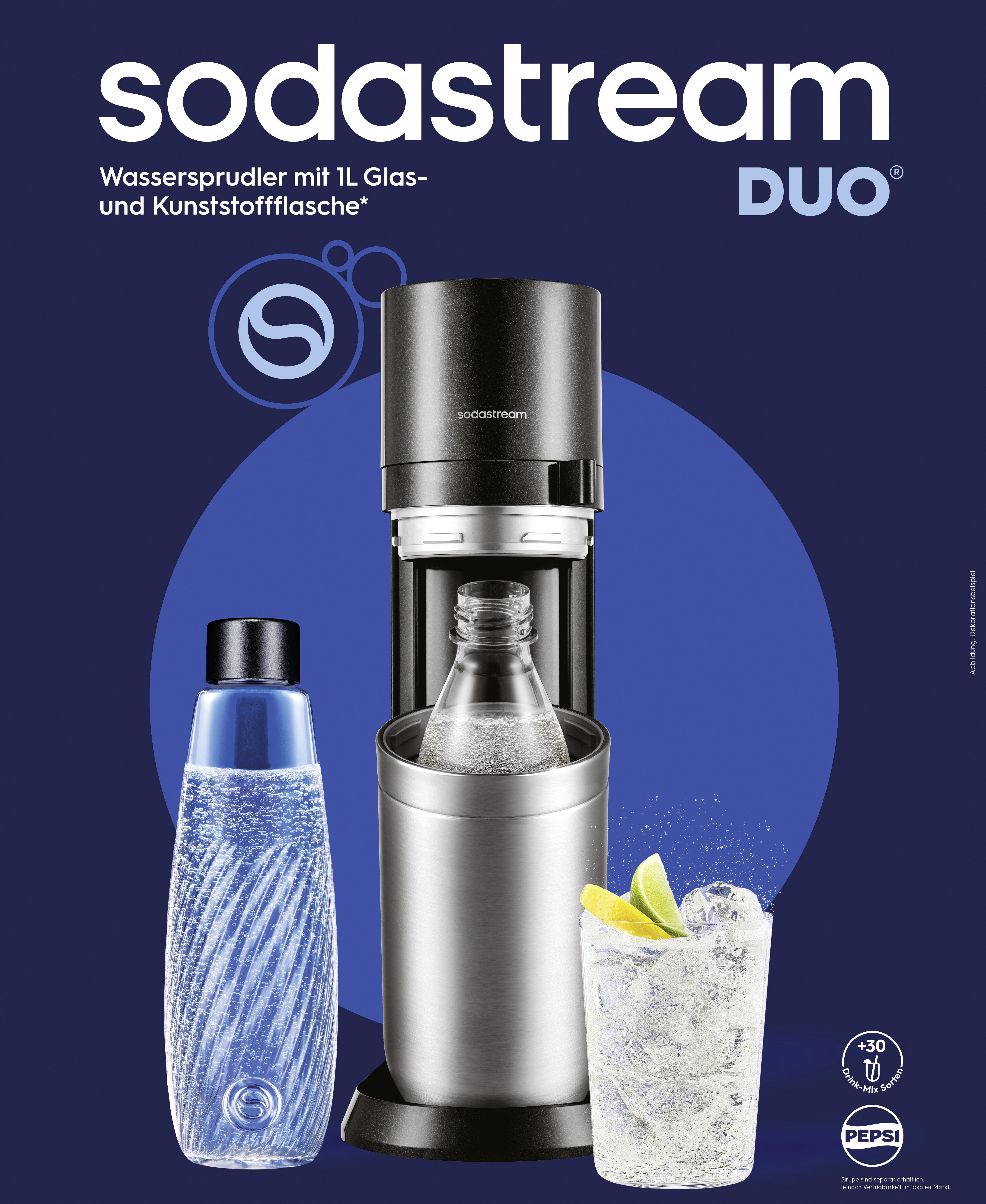 Sodastream DUO Wassersprudler mit Flasche und einem Glas Sprudelwasser mit Limette vor blauem Hintergrund.