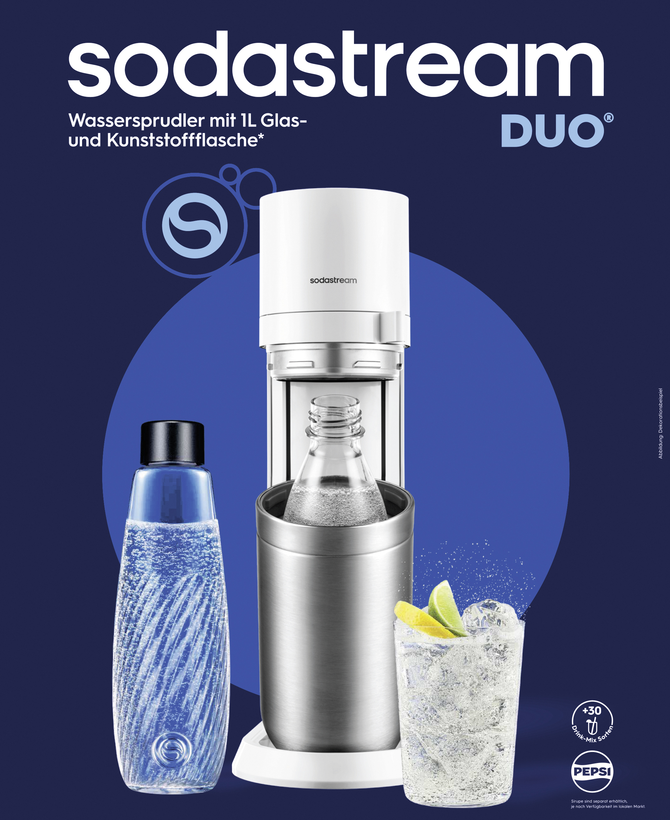 Sodastream Duo Wassersprudler mit Flasche und einem Glas mit Eis und Limette auf blauem Hintergrund.