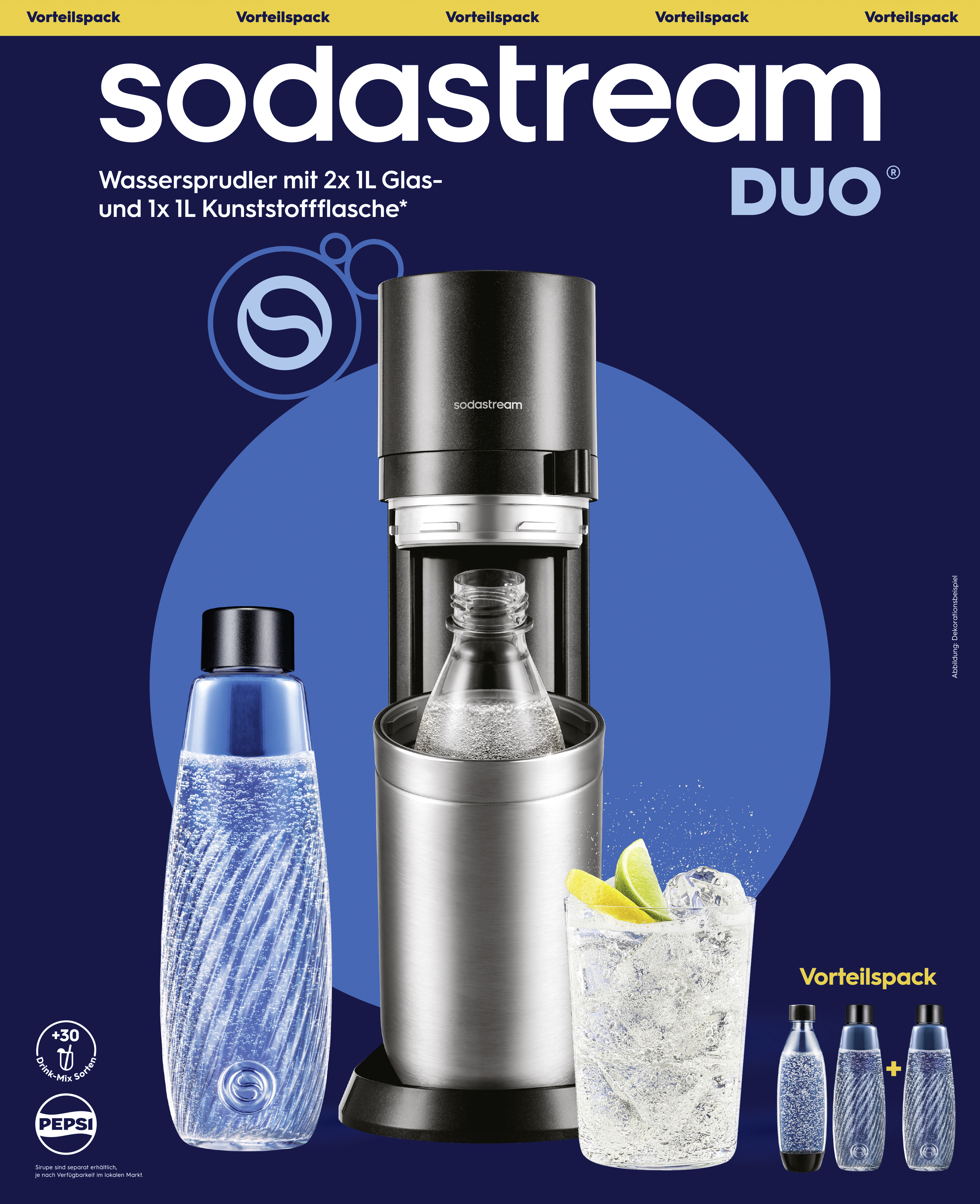 Sodastream Duo Wassersprudler mit Flaschen und einem Glas mit Eis und Zitrusfrüchten vor blauem Hintergrund.