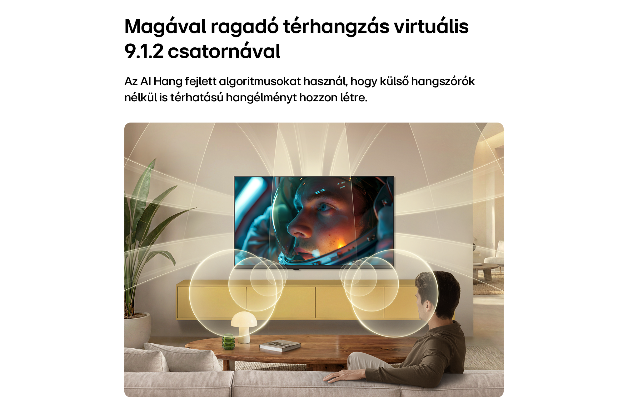 Egy férfi a kanapén ülve tévézik, miközben grafikus hanghullámok látszanak.