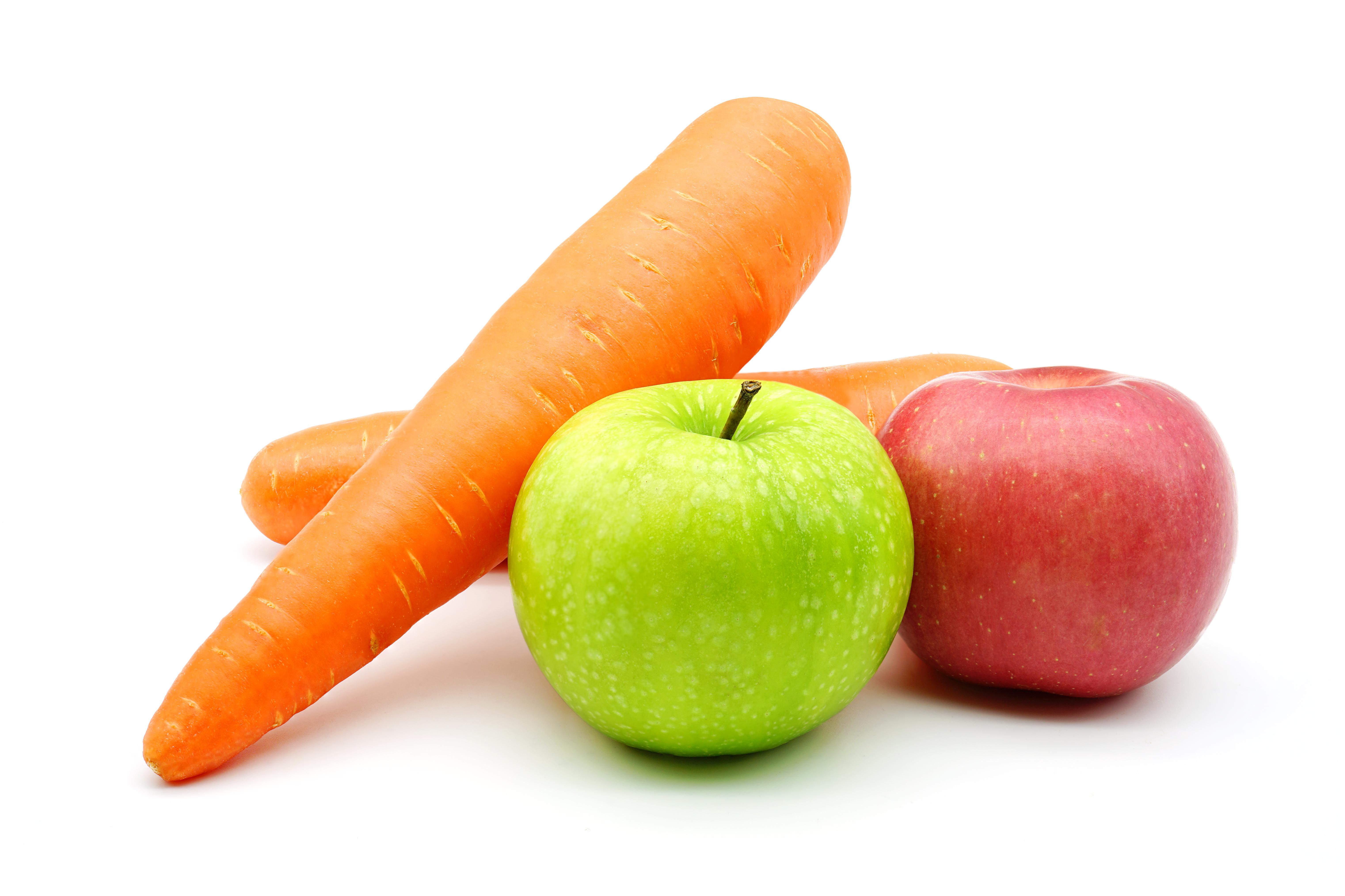 Frische Karotten sowie ein grüner und ein roter Apfel auf weißem Hintergrund.