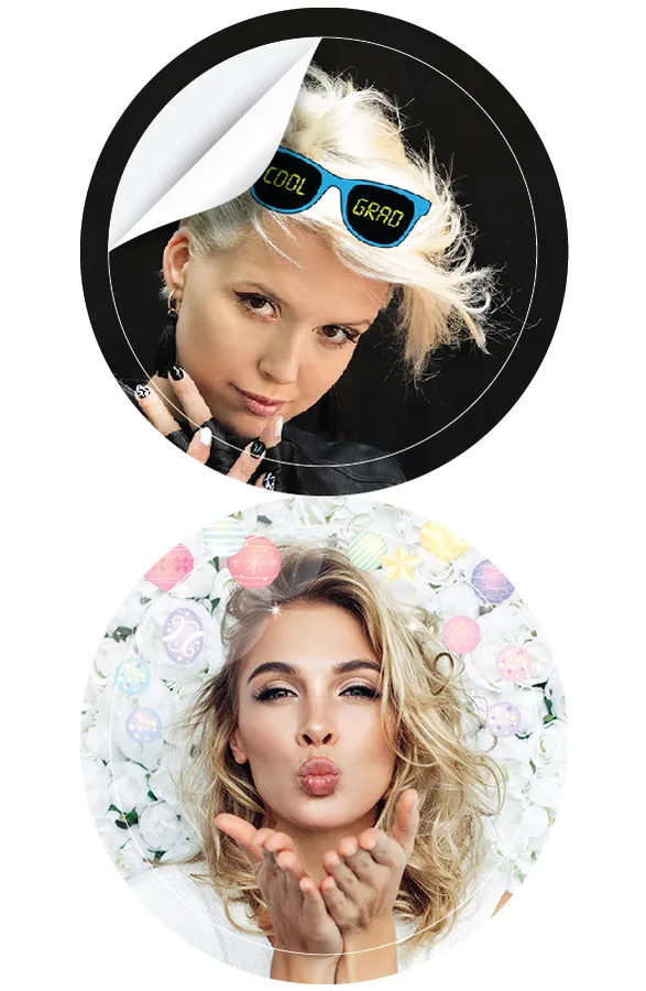 Zwei runde Sticker zeigen junge Frauen. Einer mit einer blonden Frau in Sonnenbrille, der andere mit einer blonden Frau, die Kusshände wirft.