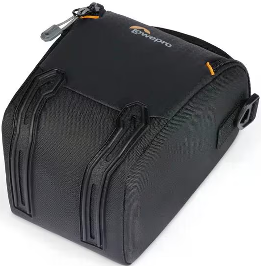 Borsa per fotocamera Lowepro nera con cinghie anteriori e cerniera su sfondo bianco.