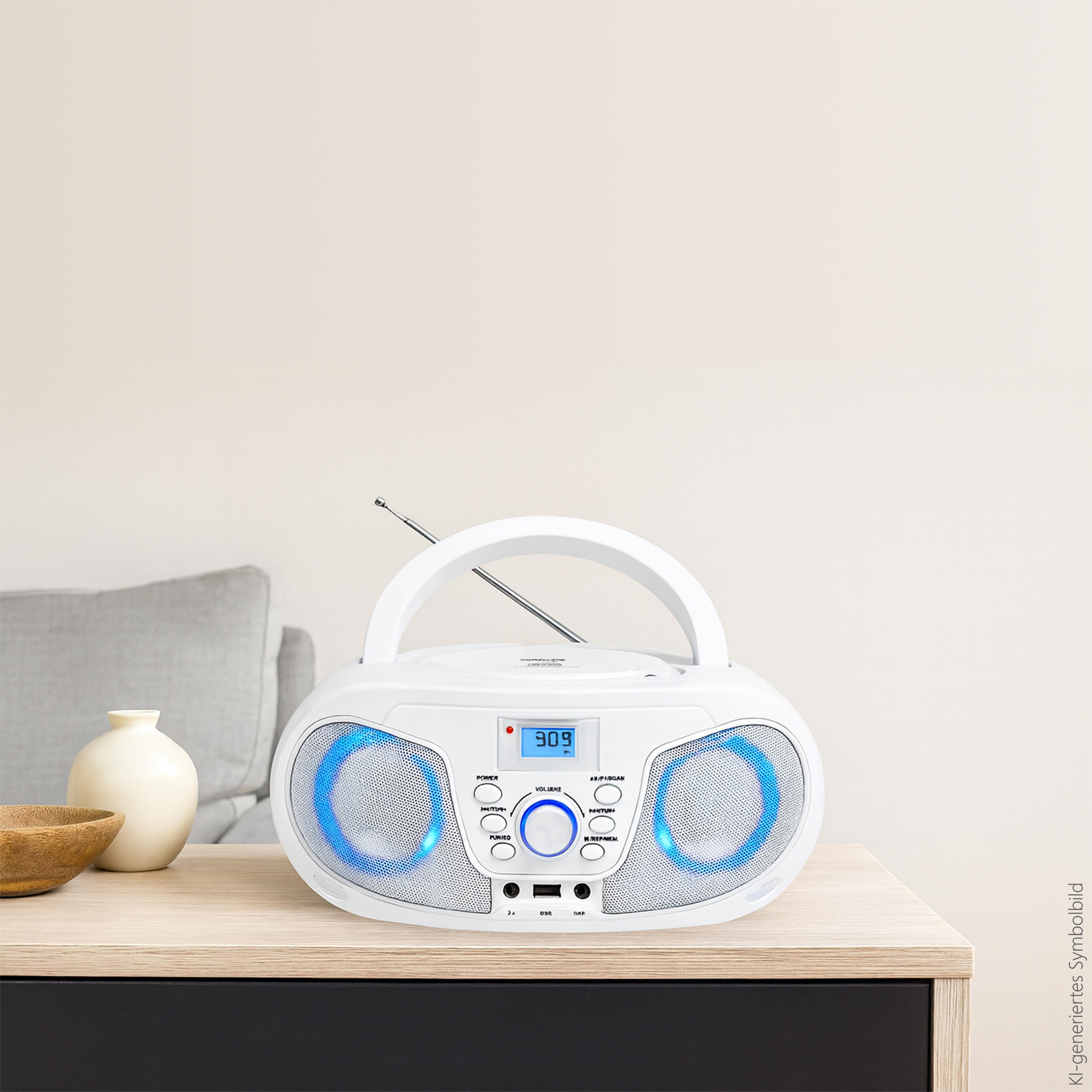 Ein weißer Ghettoblaster mit blauer Beleuchtung steht auf einem Holztisch vor einer beigen Wand mit Couch.