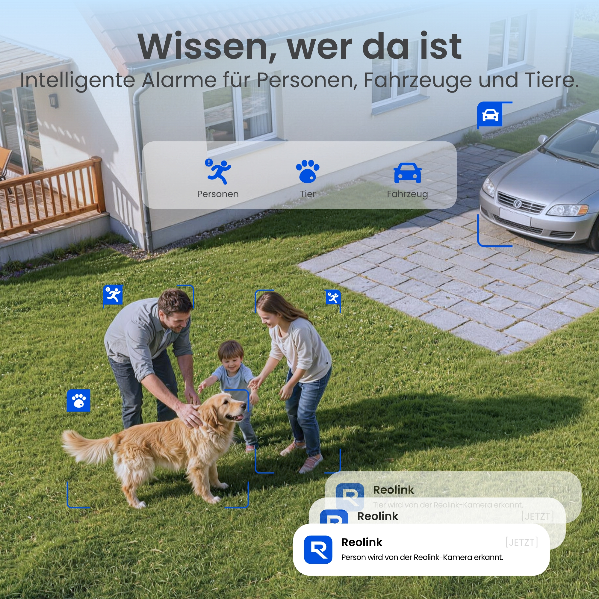 Eine Familie spielt mit ihrem Hund im Garten, während ein Auto auf der Einfahrt parkt und Icons Anzeigen zeigen.