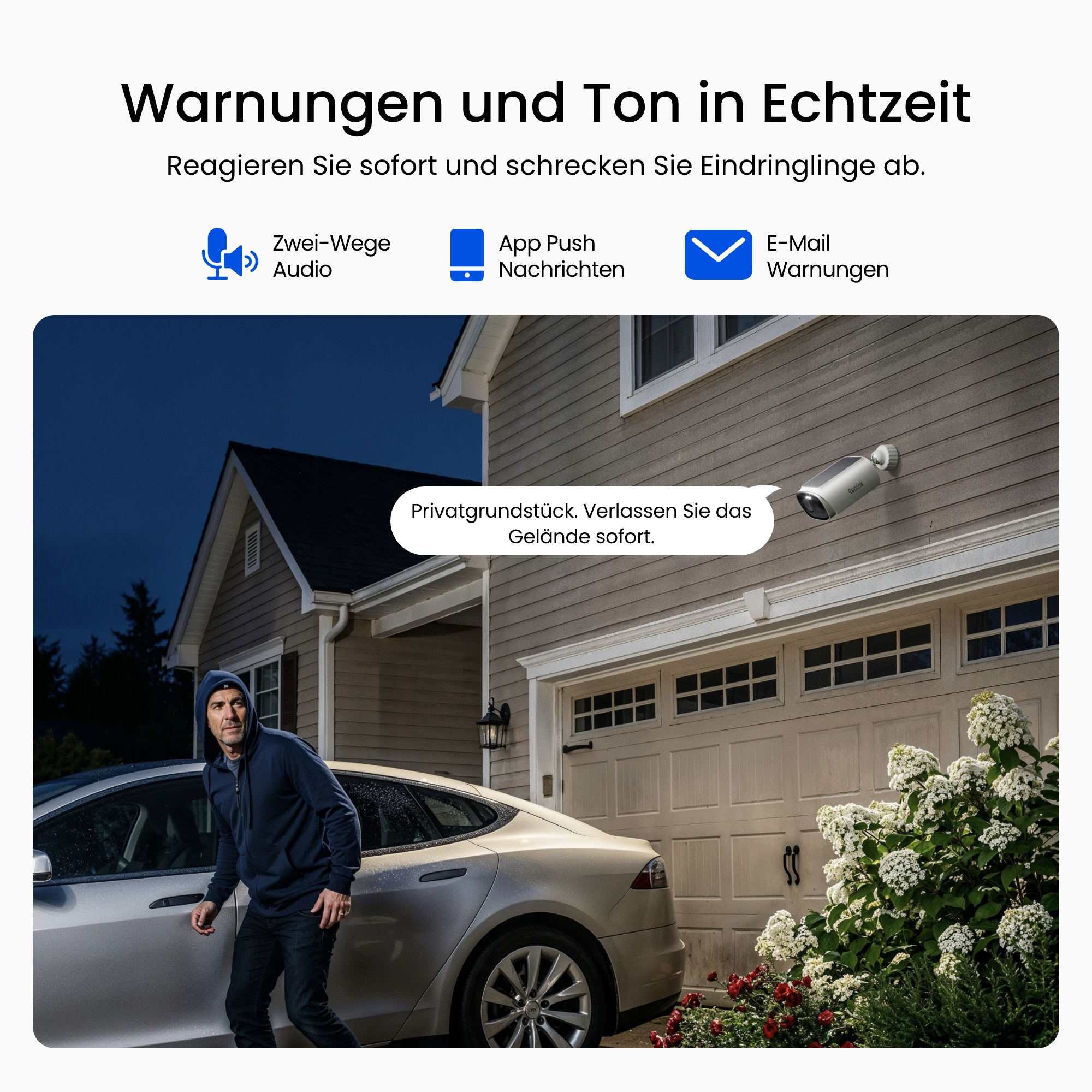 Überwachungskamera an Hauswand warnt Einbrecher bei einem Auto in der Nacht.