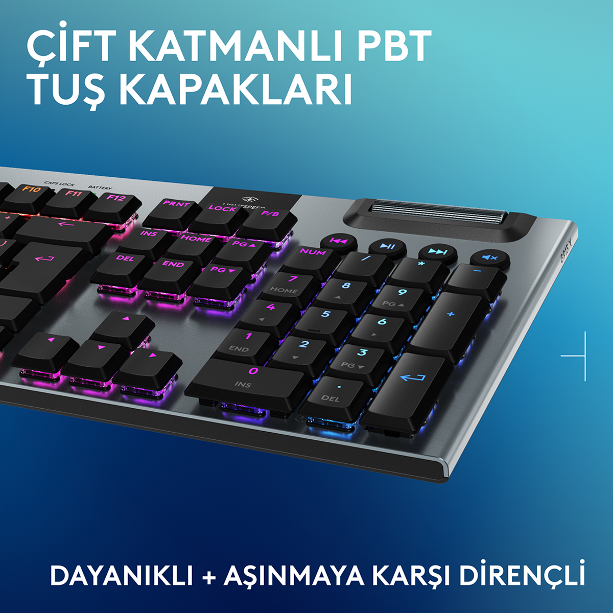 Gümüş kasalı, siyah tuşlu ve mavi-pembe arka aydınlatmalı mekanik klavye, mavi arka plan önünde.
