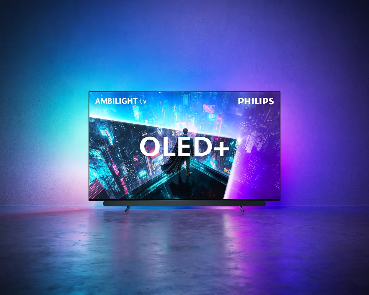 Telewizor Philips Ambilight OLED+ wyświetla futurystyczne miasto na tle niebiesko-fioletowej ściany.