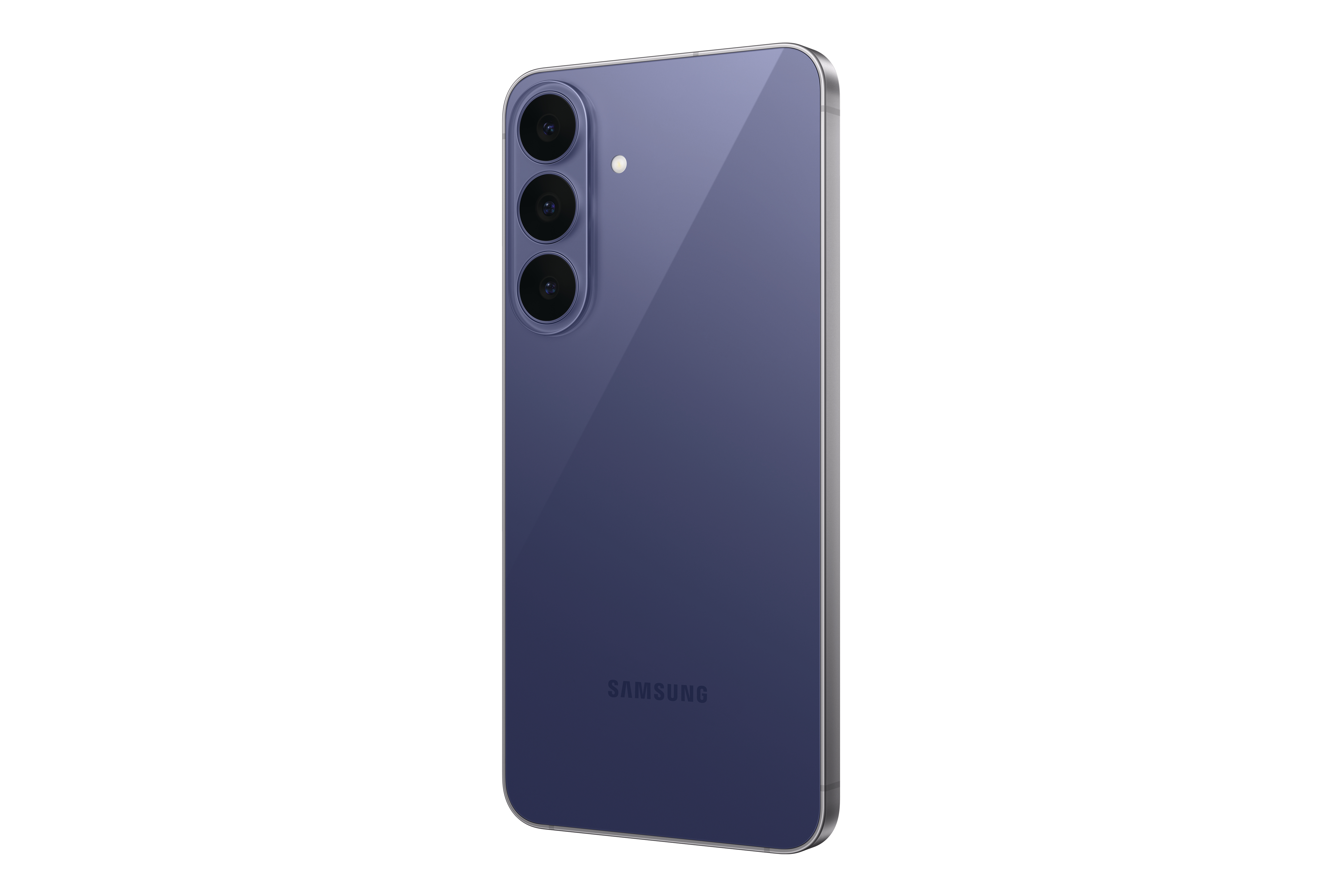 Rückseite eines violetten Samsung-Smartphones mit drei vertikalen Kameras und LED-Blitz auf weißem Hintergrund.