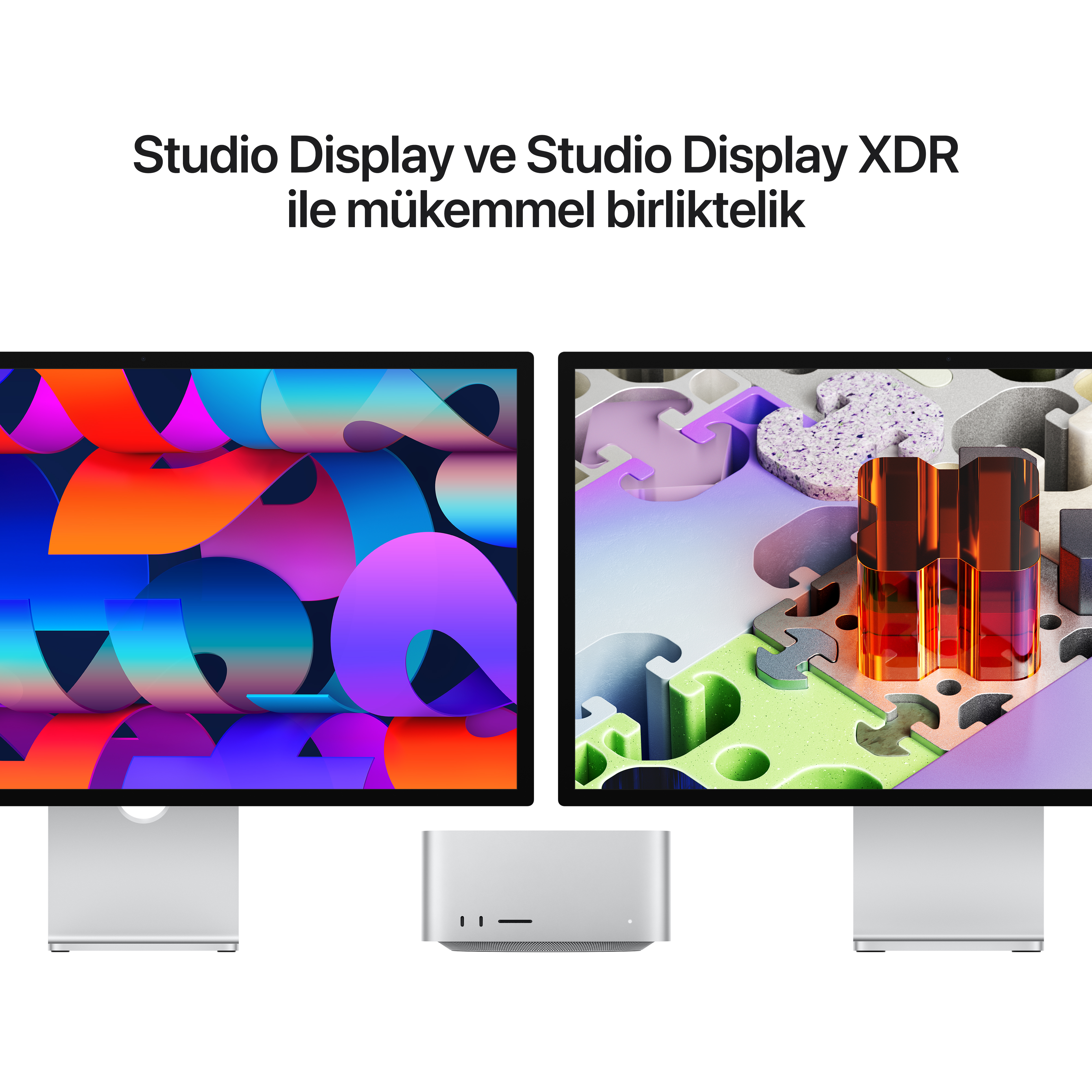 Beyaz bir zeminde Mac Studio'nun iki yanında canlı soyut grafikler ve yapboz parçaları gösteren iki monitör.