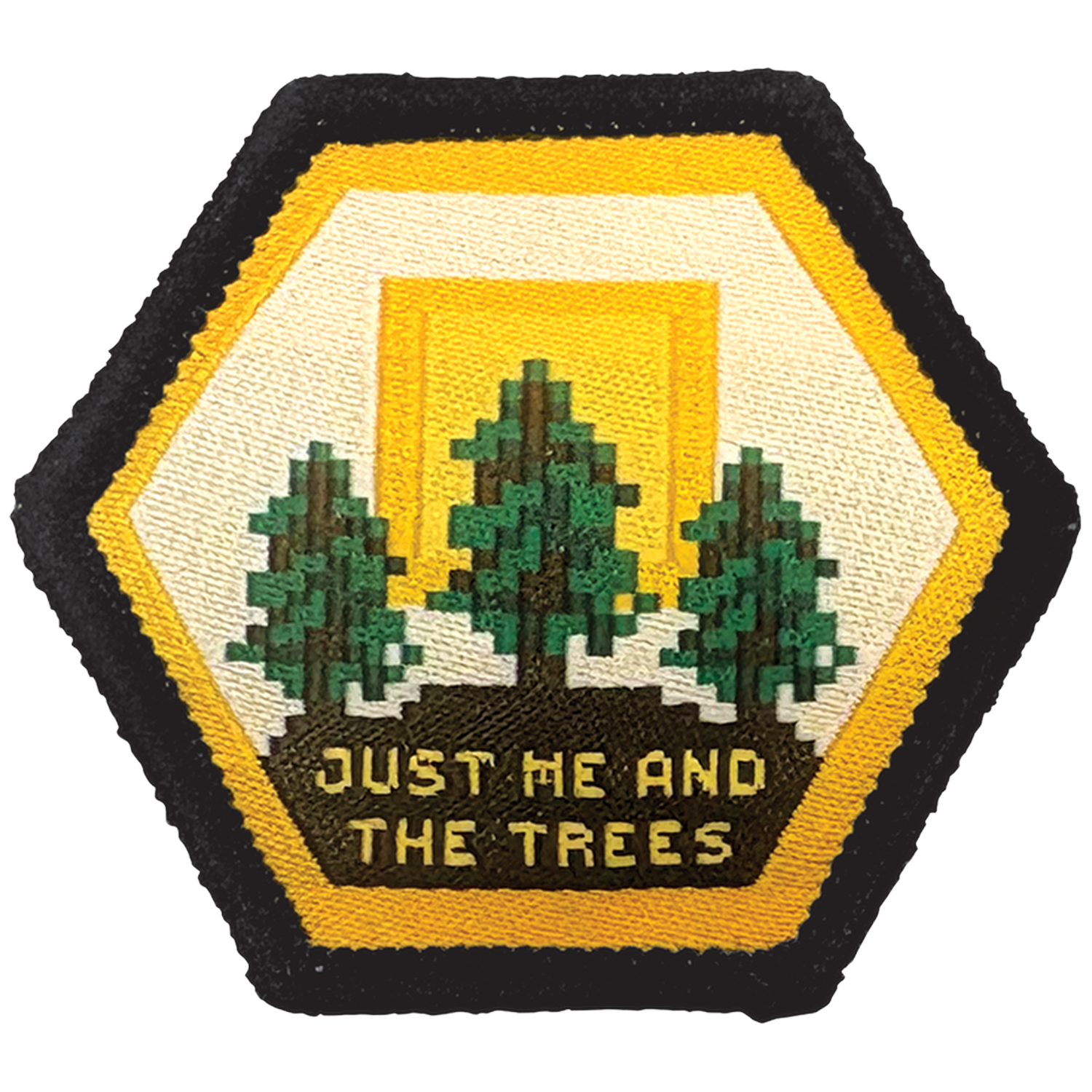 Écusson hexagonal avec trois arbres pixelisés, un soleil et le texte Just Me And The Trees.