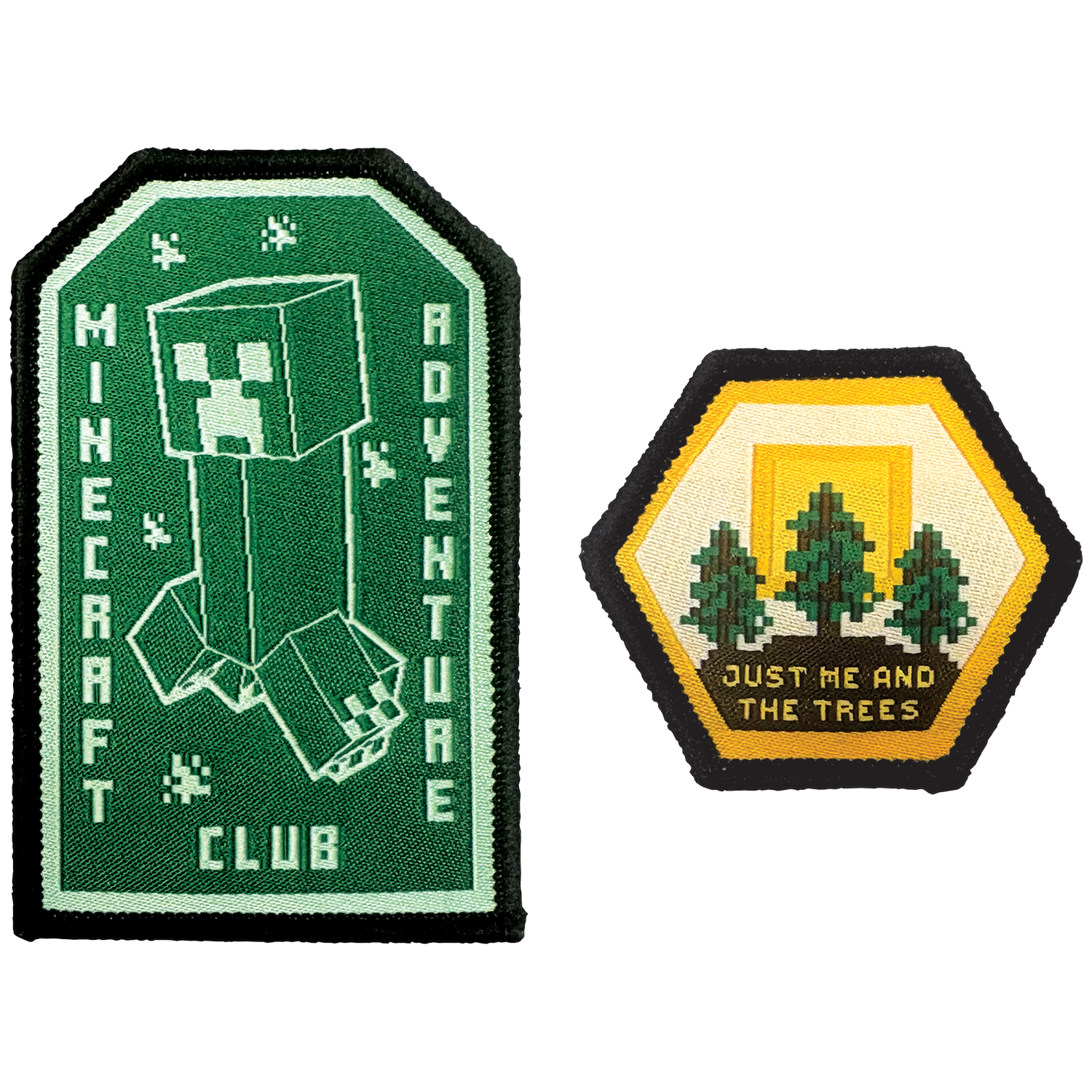 Deux écussons brodés : l'un vert avec un Creeper Minecraft, l'autre hexagonal avec des arbres et 'Just me and the trees'.