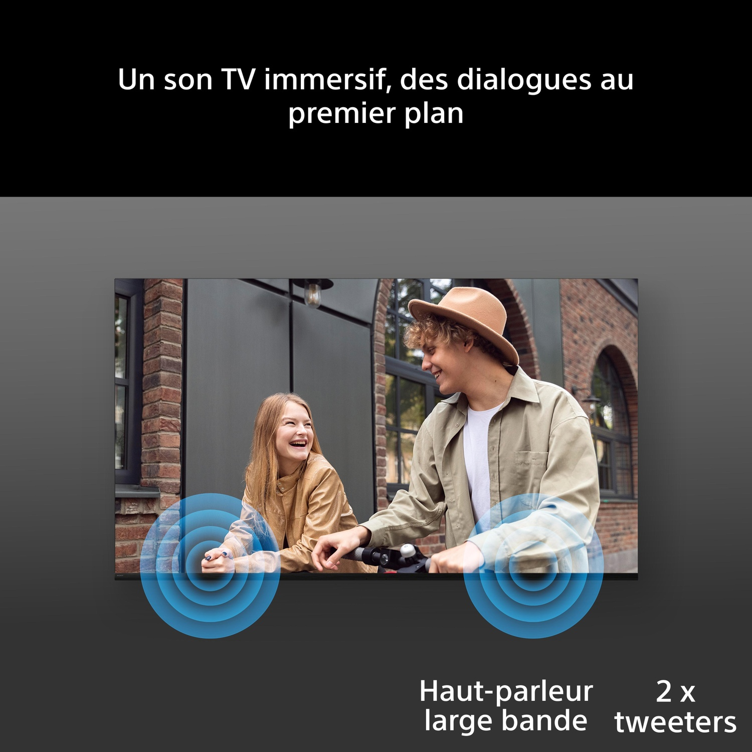 Un jeune couple sourit à l'extérieur sur un écran de télévision avec des graphiques d'ondes sonores.