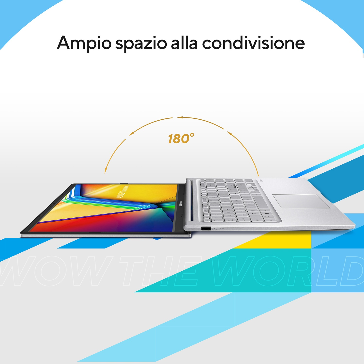 Un laptop argento è sdraiato piatto su una superficie geometrica blu e bianca, mostrando un angolo di 180 gradi.