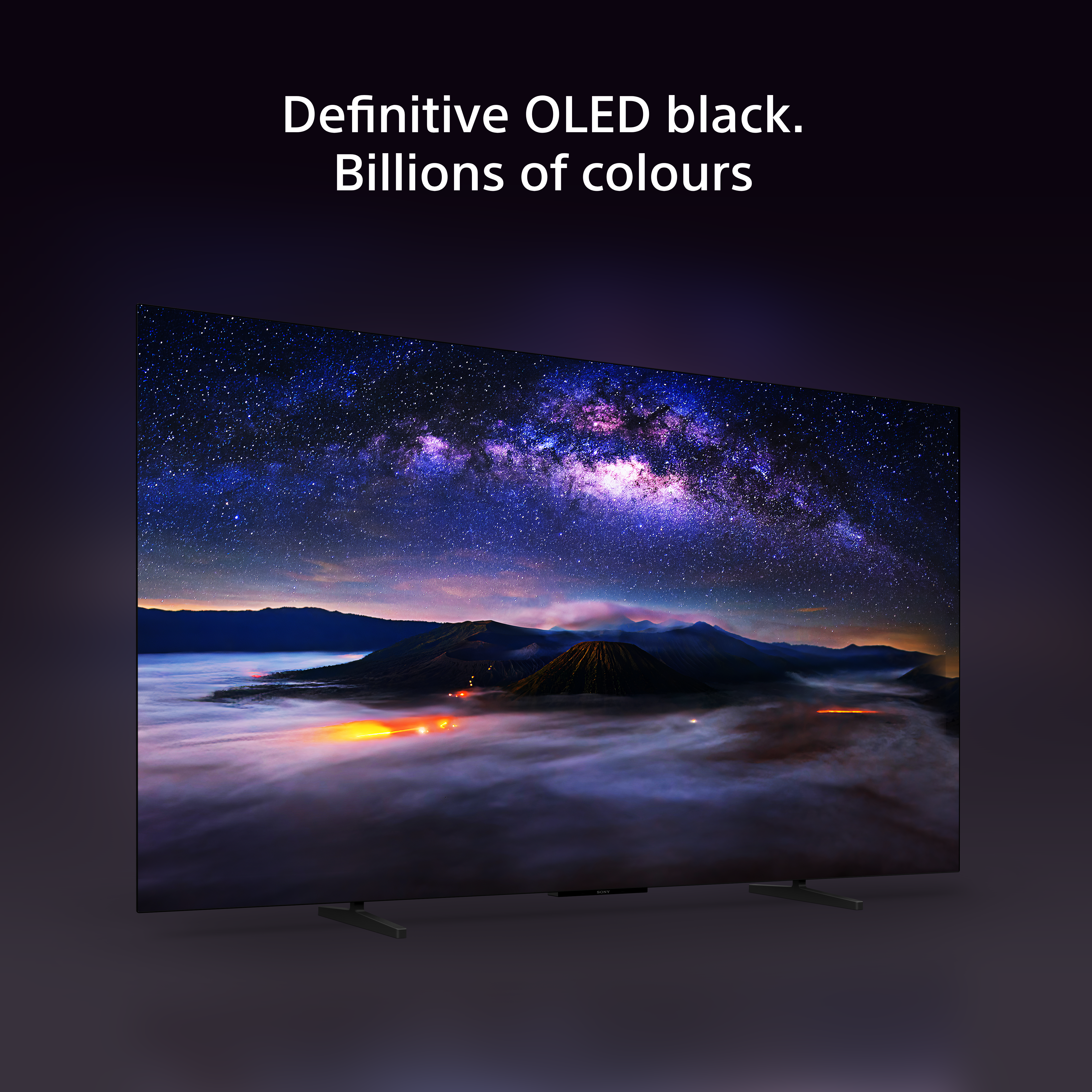 Un televisore OLED mostra una notte stellata su un paesaggio montano sotto il testo Definitive OLED black.