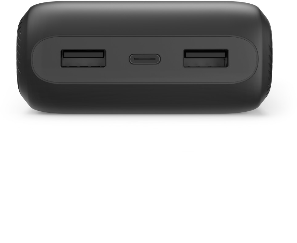 Egy fekete külső akkumulátor, amelyen két USB-port és egy USB-C port látható középen fehér háttér előtt.