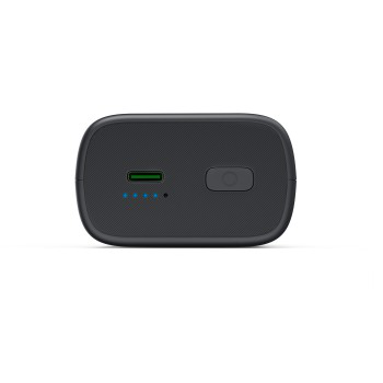Egy fekete power bank USB-porttal, négy kék LED-del és bekapcsológombbal.