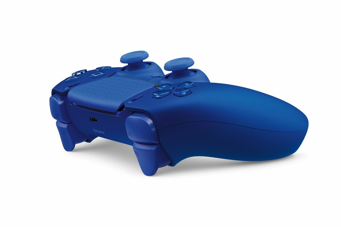 Niebieski kontroler PlayStation z analogami, przyciskami i panelem dotykowym na białym tle.
