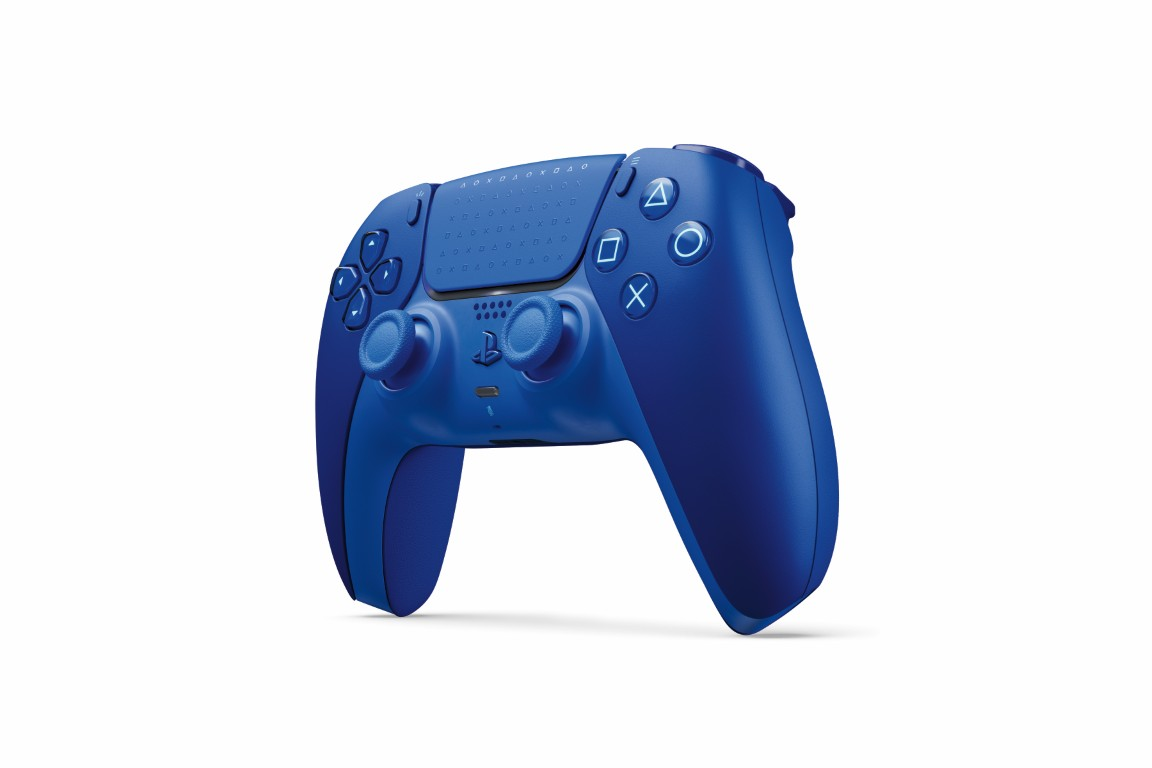 Niebieski kontroler bezprzewodowy do PlayStation 5 na białym tle.