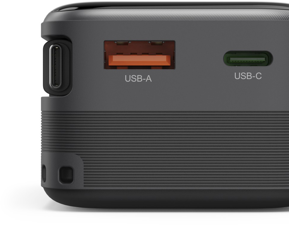 Szürke töltő egy USB-A és két USB-C porttal.
