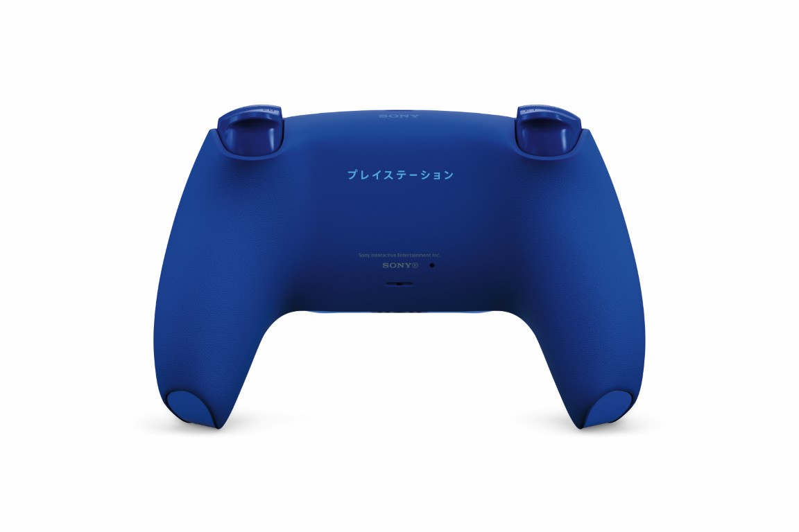 Widok z tyłu niebieskiego kontrolera Sony PlayStation 5 na białym tle.