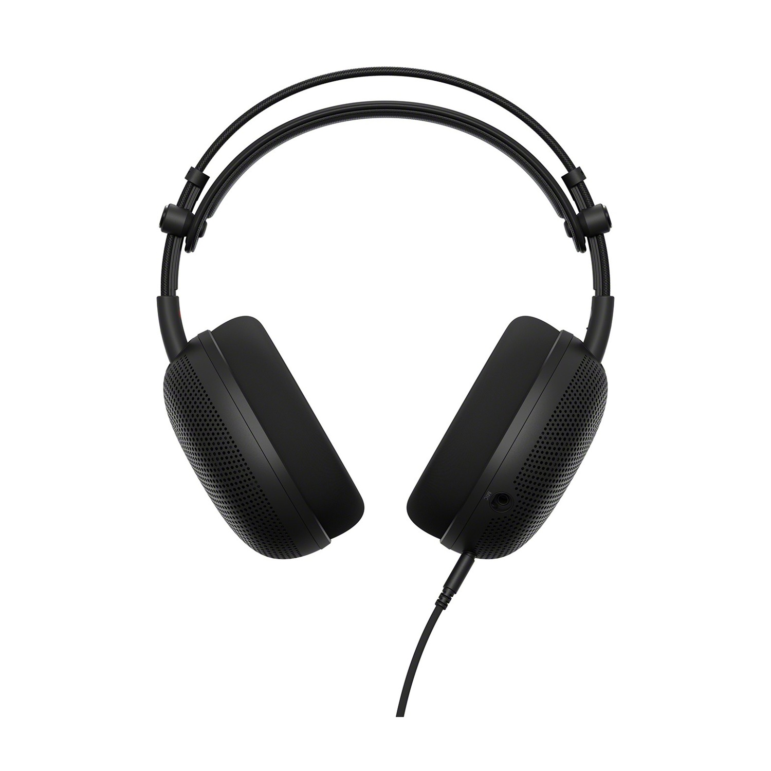 Cuffie over-ear nere con padiglioni auricolari perforati e un cavo collegato su sfondo bianco.