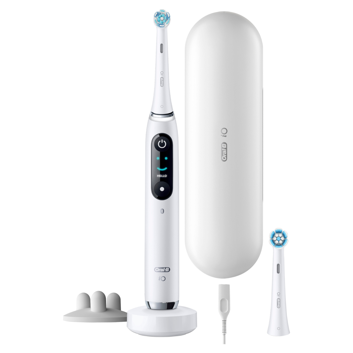 Un cepillo de dientes eléctrico blanco Oral-B iO con estuche, base de carga y cabezal de repuesto sobre fondo blanco.